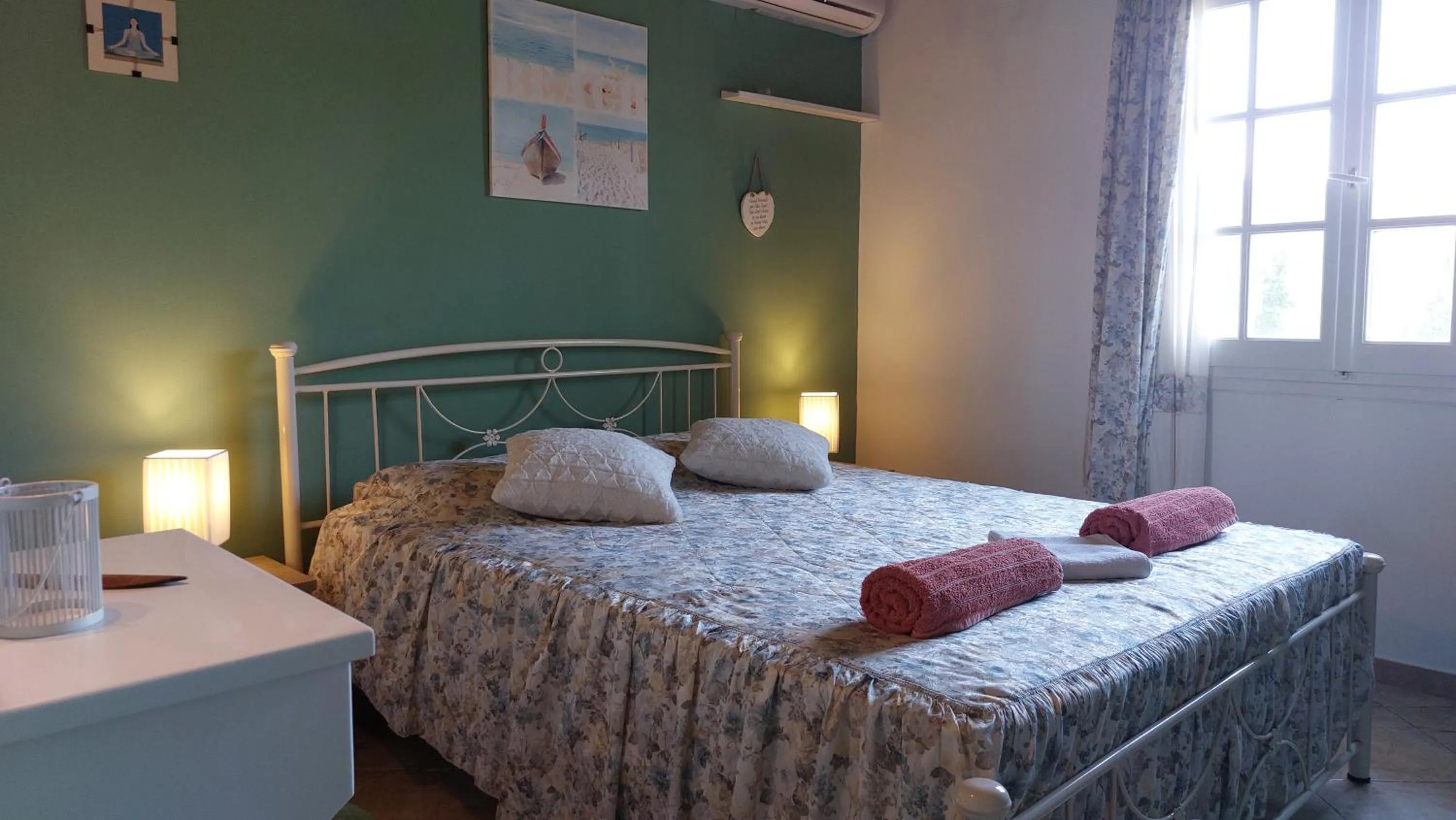 Photo of the whole room, Bed in Sausan Hotel