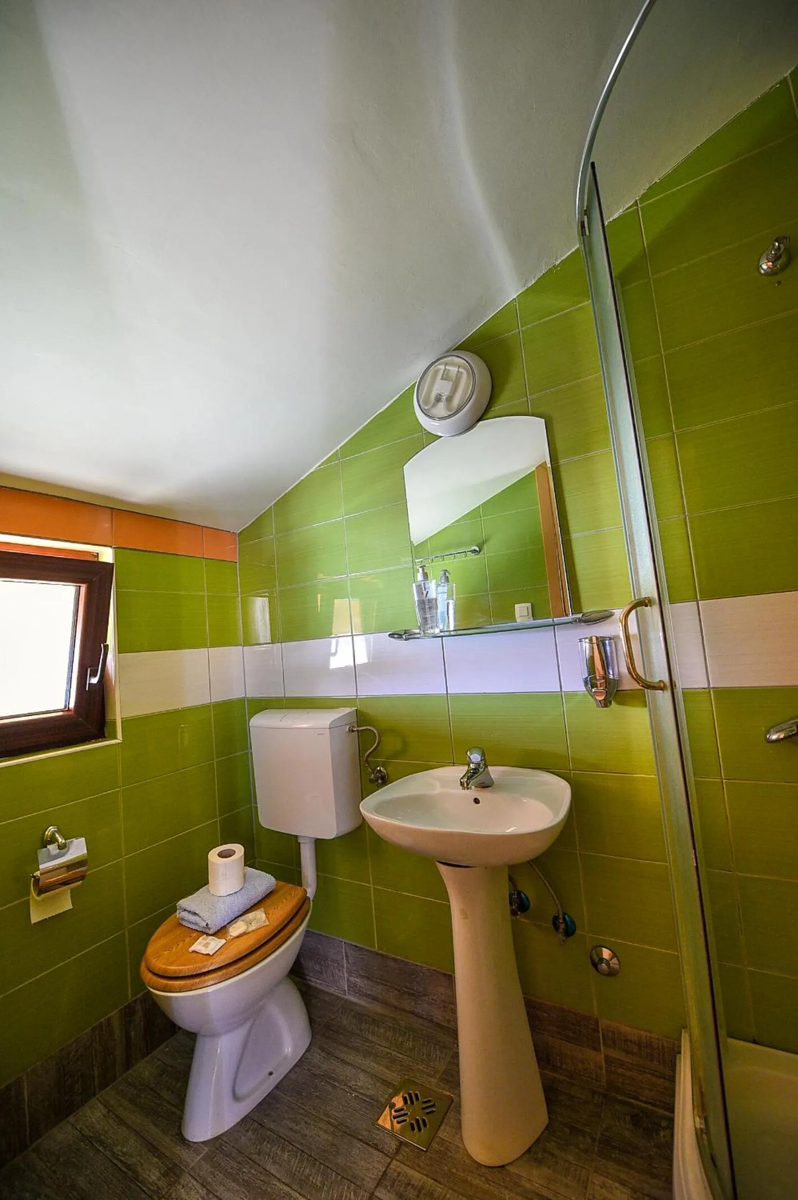 Bathroom in San Art Floating Hostel & Apartments