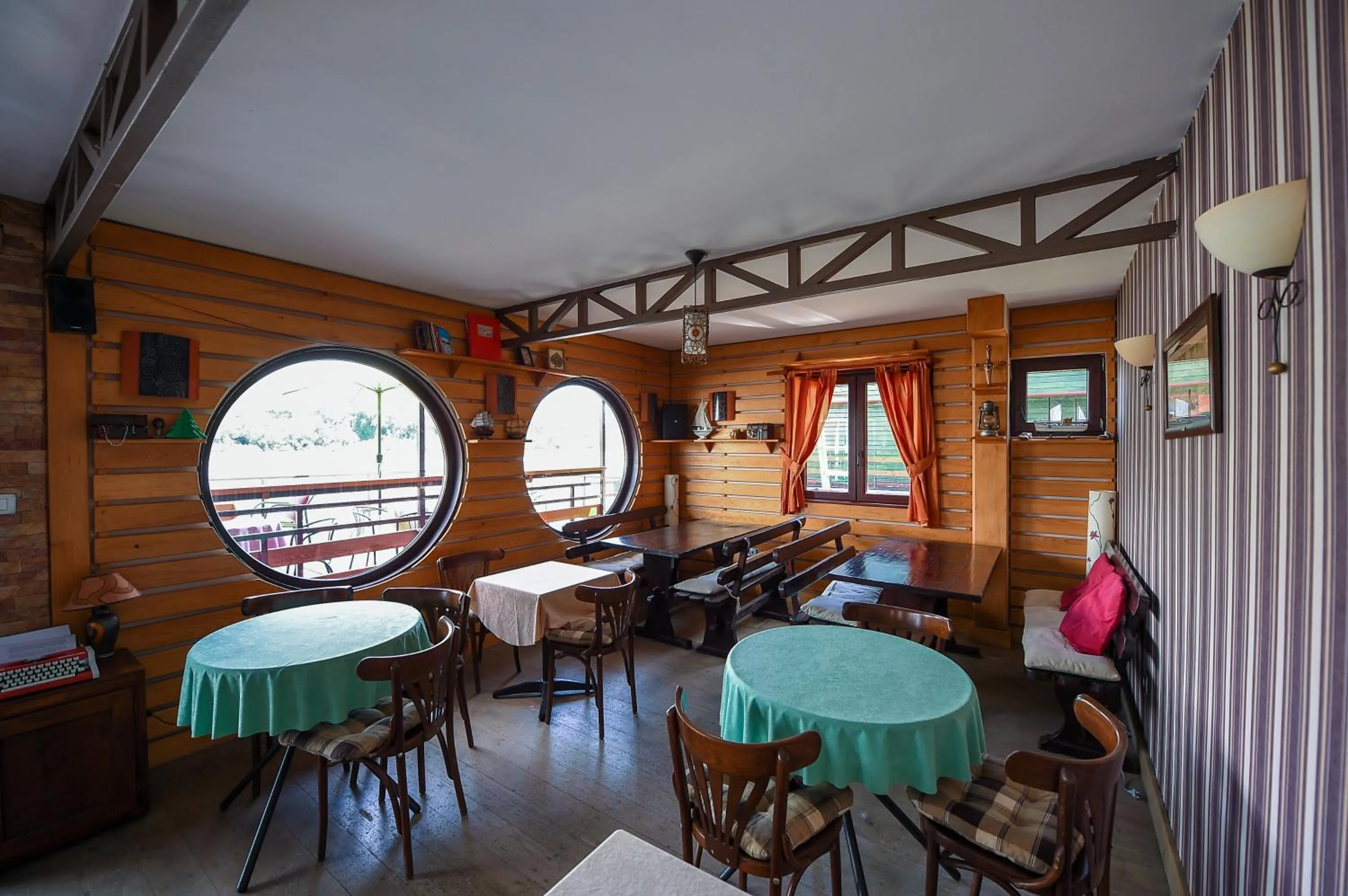 Restaurant/places to eat in San Art Floating Hostel & Apartments