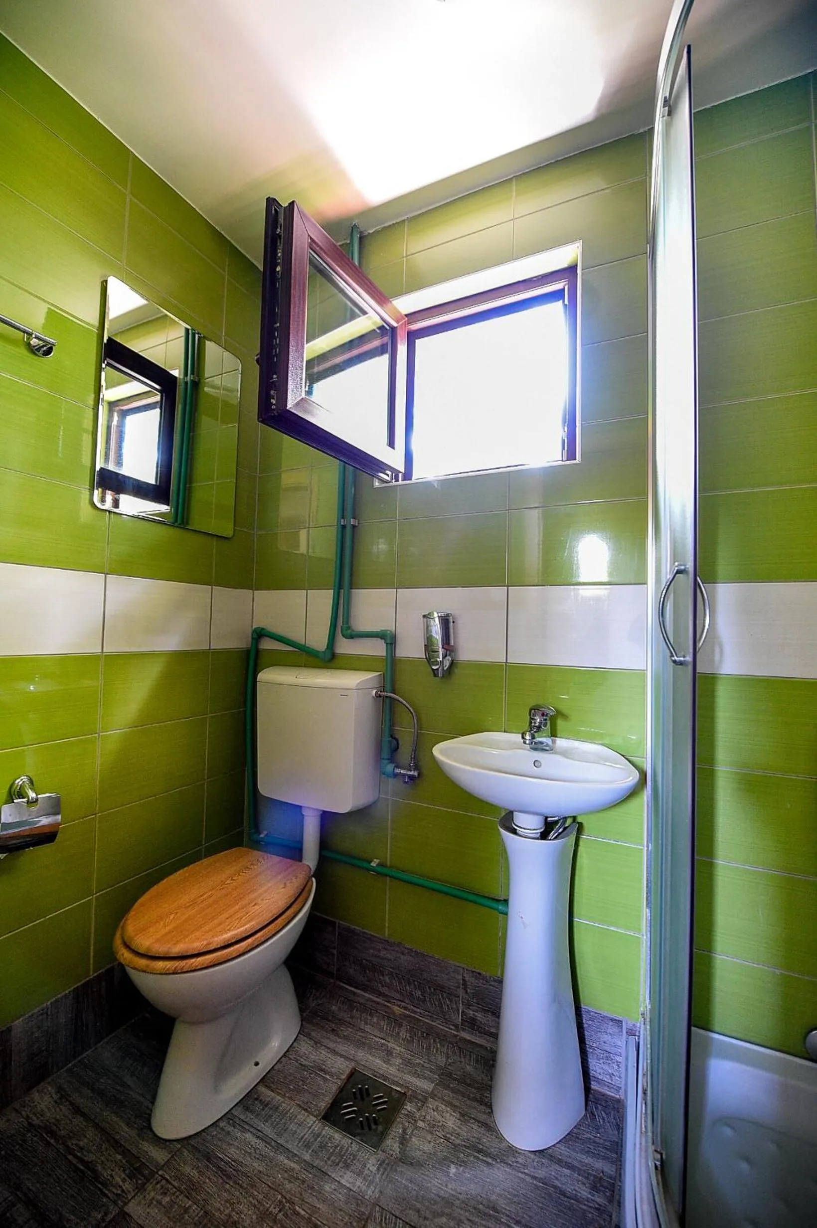 Bathroom in San Art Floating Hostel & Apartments