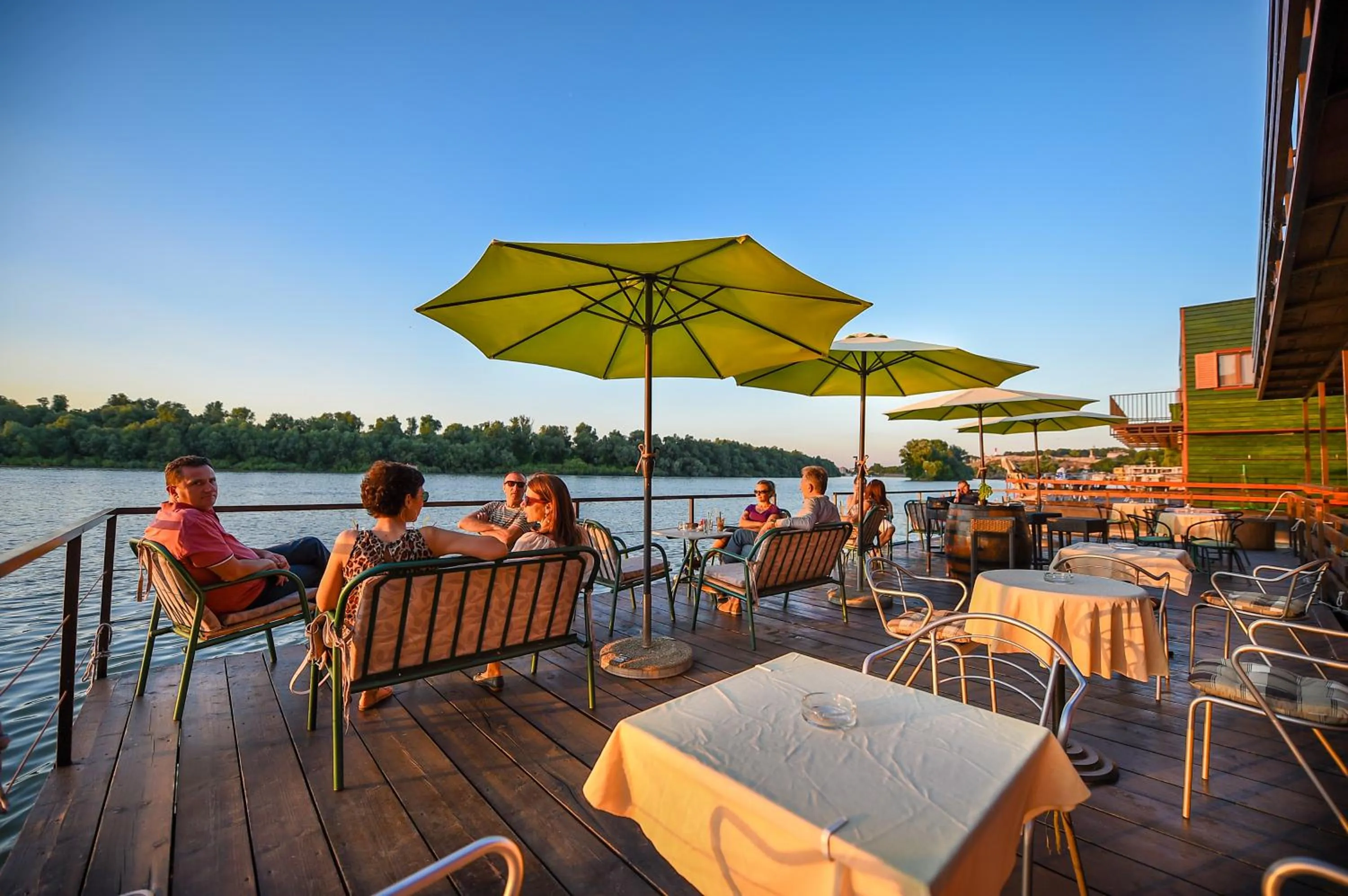 Spring in San Art Floating Hostel & Apartments