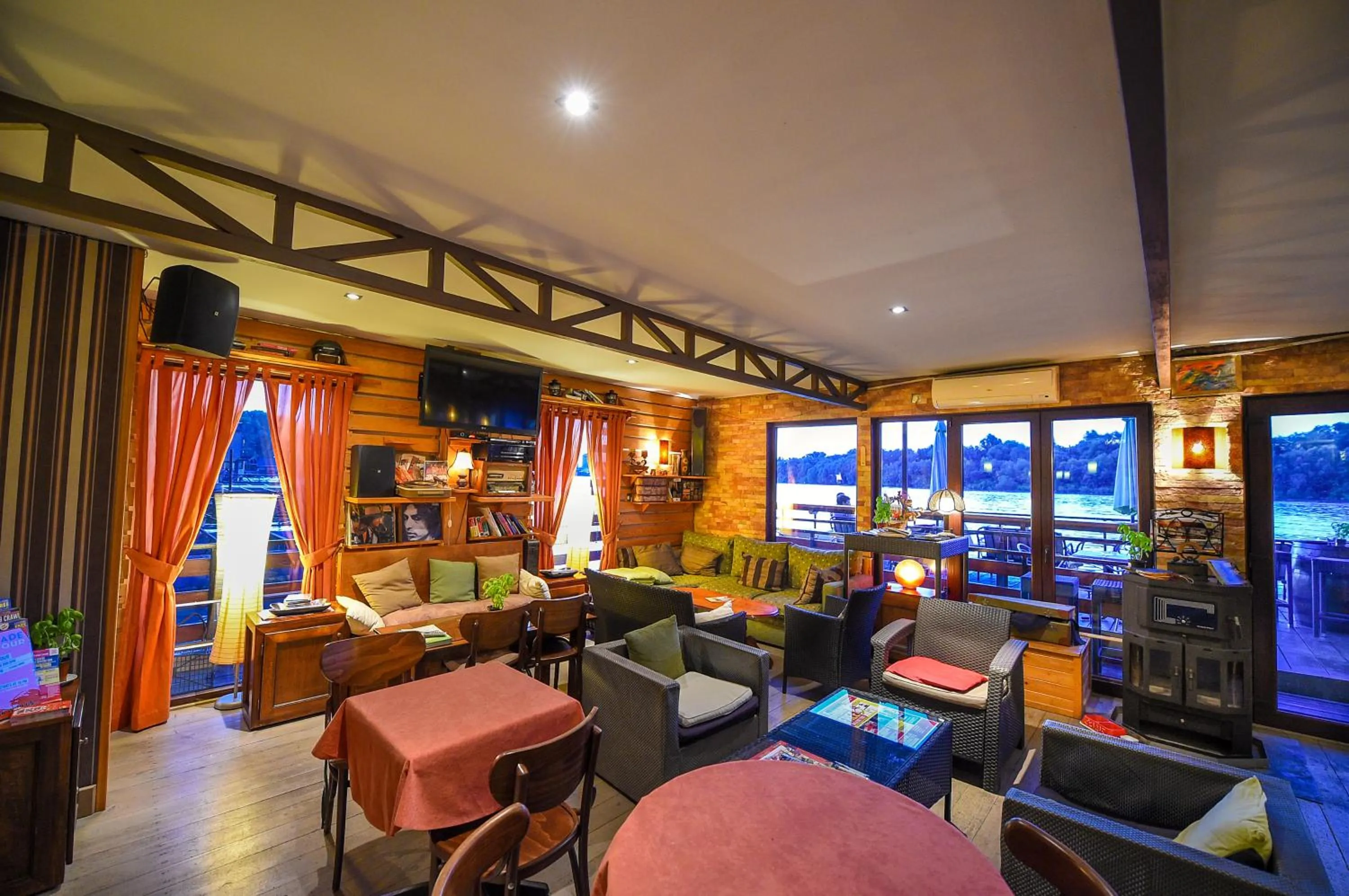 Living room in San Art Floating Hostel & Apartments