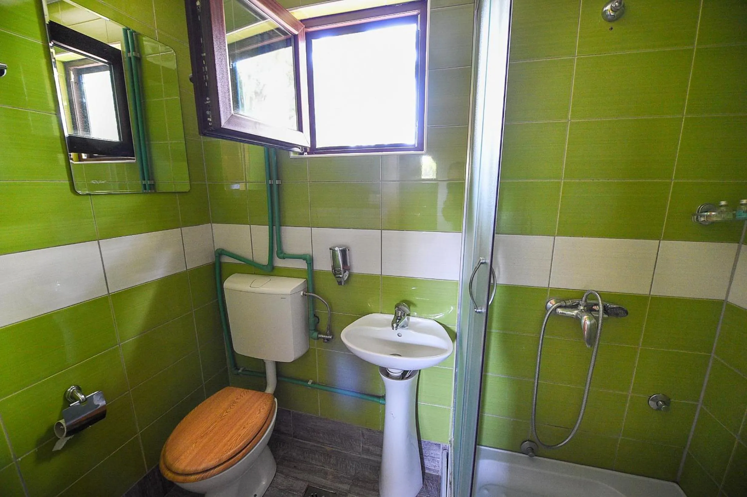 Shower in San Art Floating Hostel & Apartments