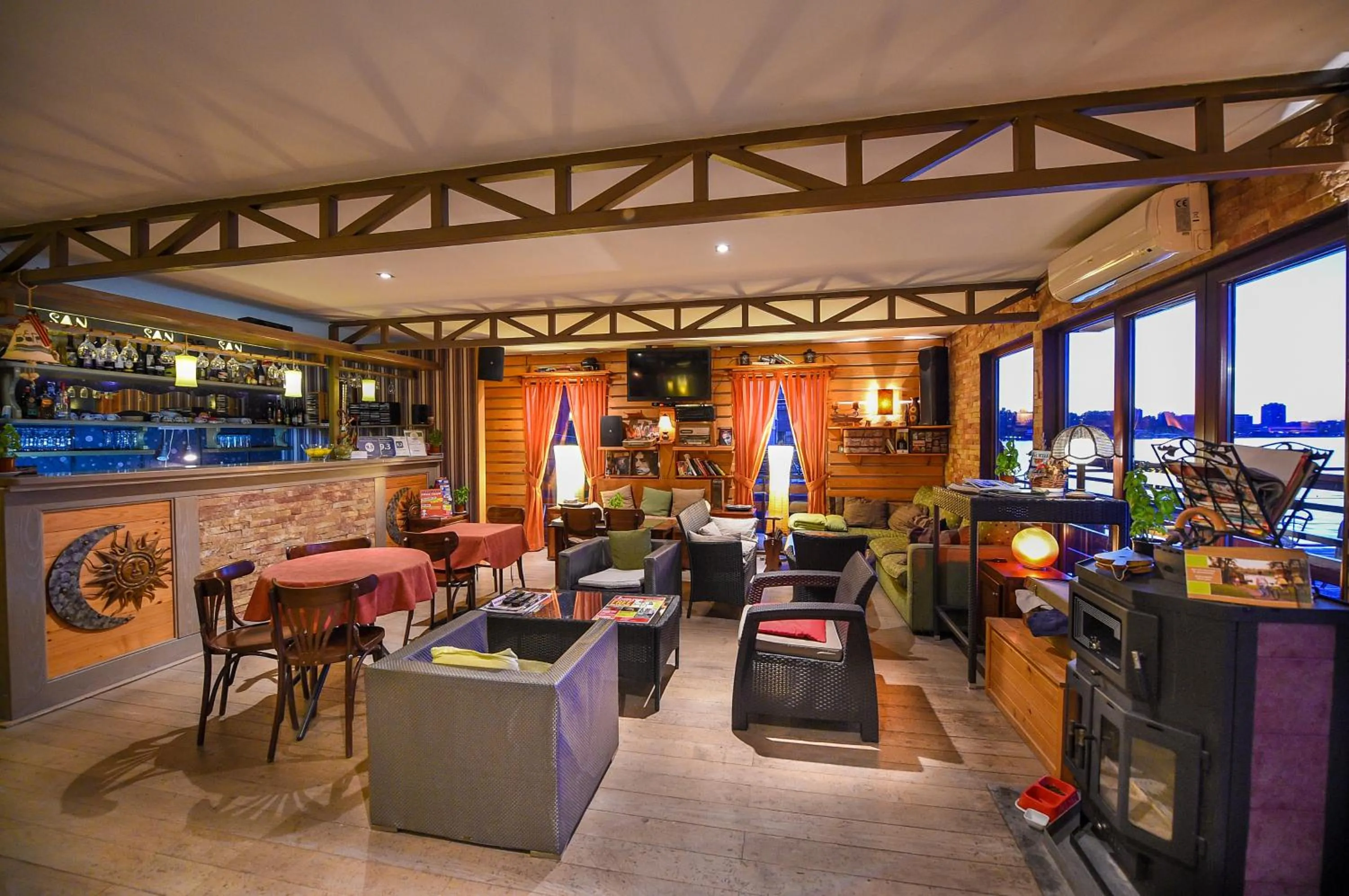 Communal lounge/ TV room in San Art Floating Hostel & Apartments