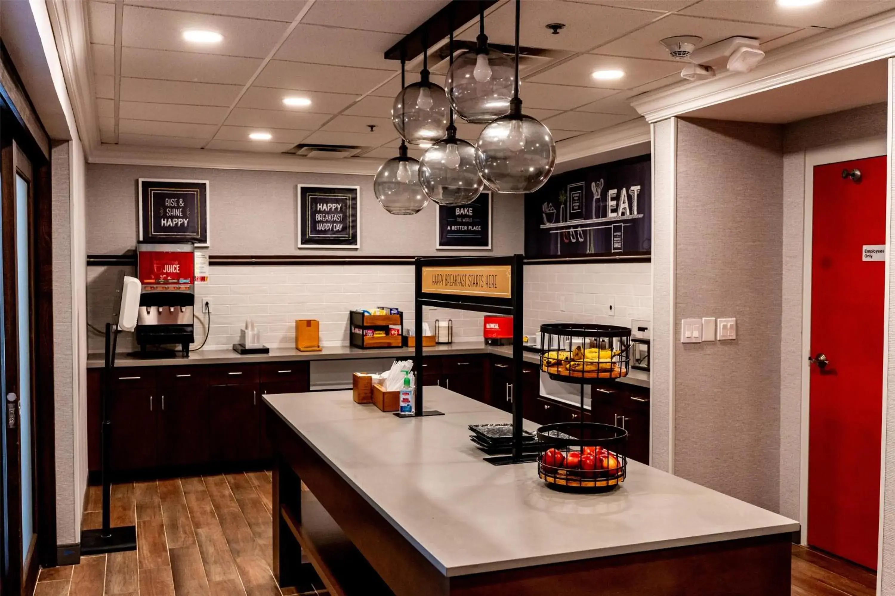 Breakfast in Hampton Inn & Suites Leesburg Breakfast in Hampton Inn & Suites Leesburg