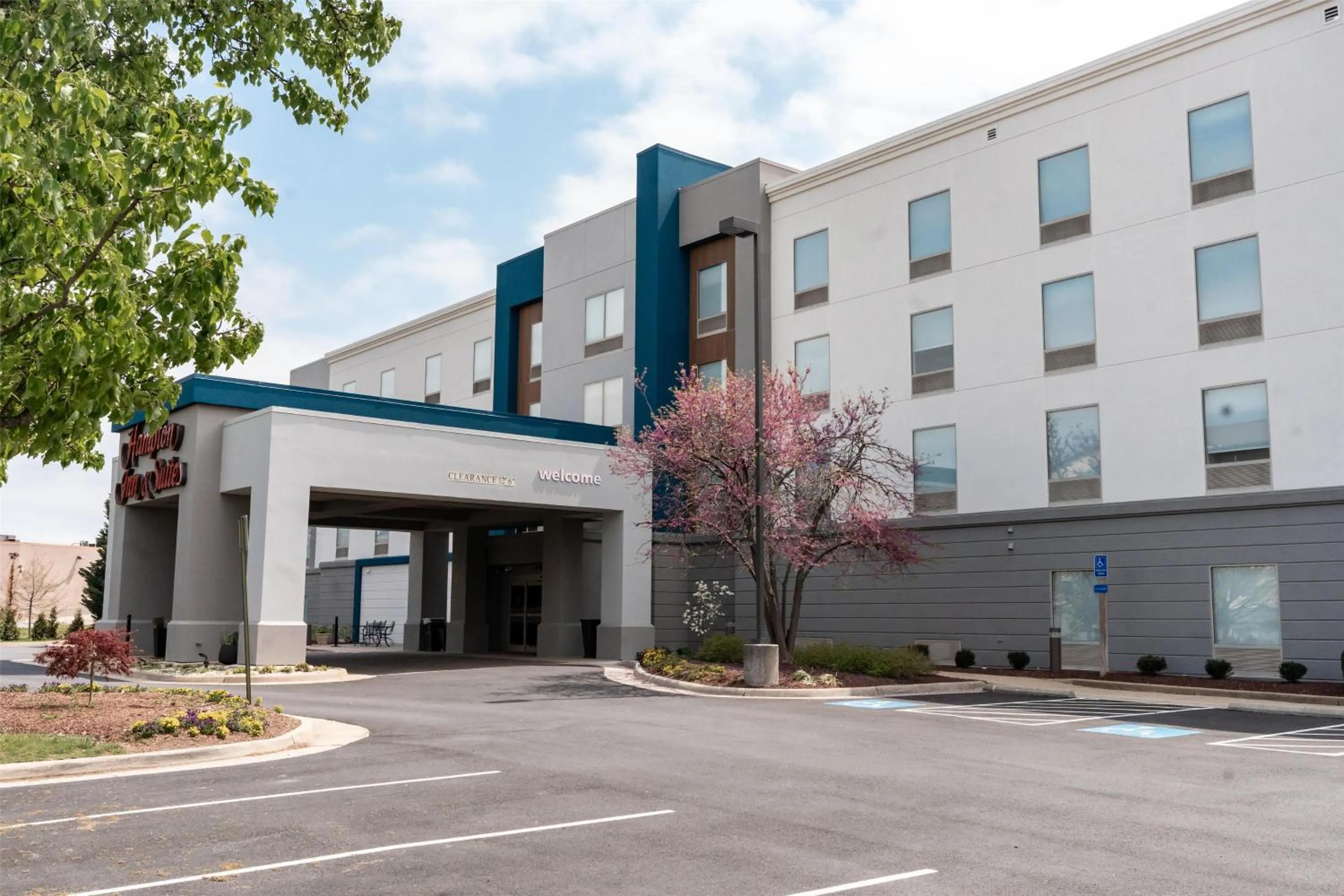 Property building in Hampton Inn & Suites Leesburg