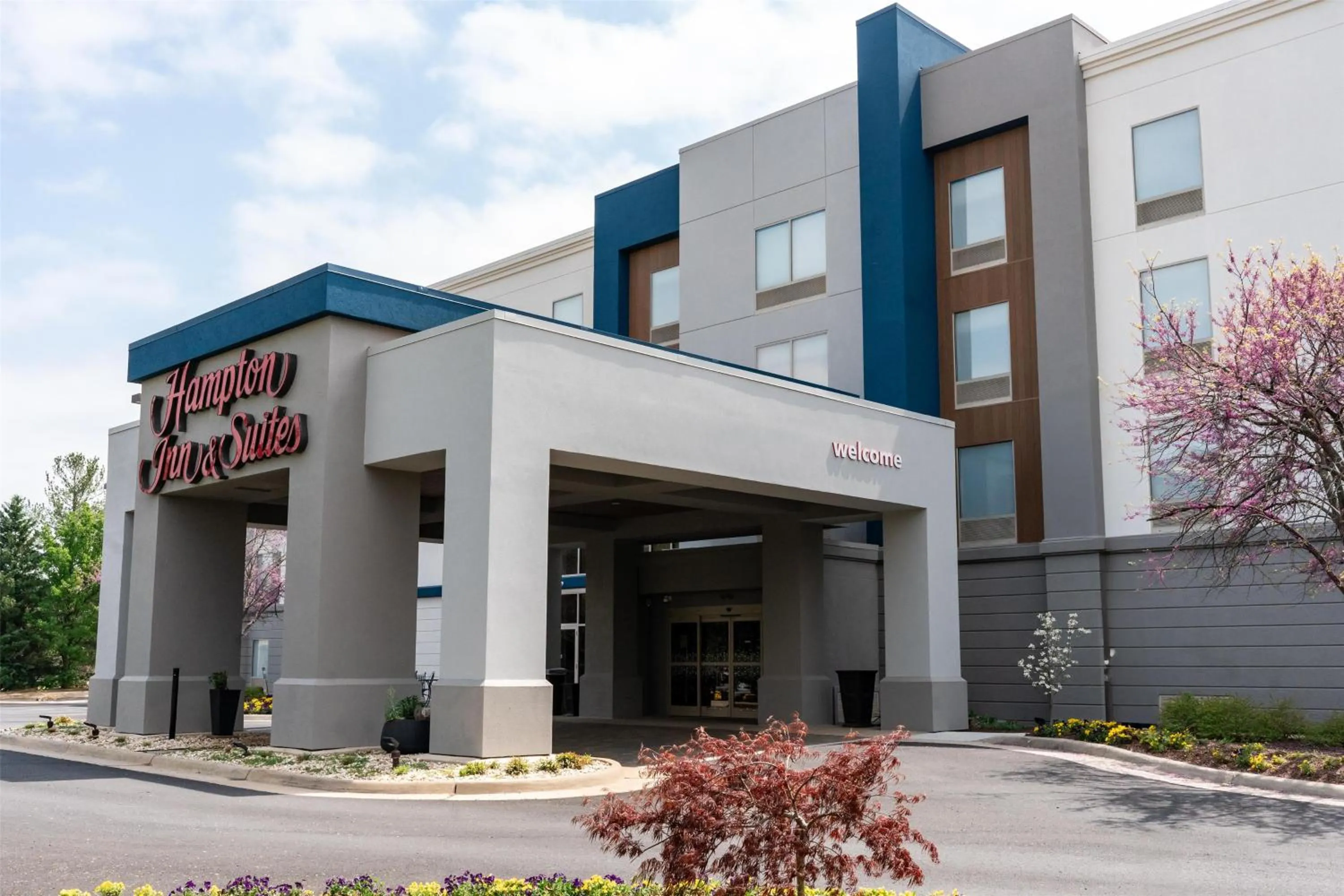 Property building in Hampton Inn & Suites Leesburg