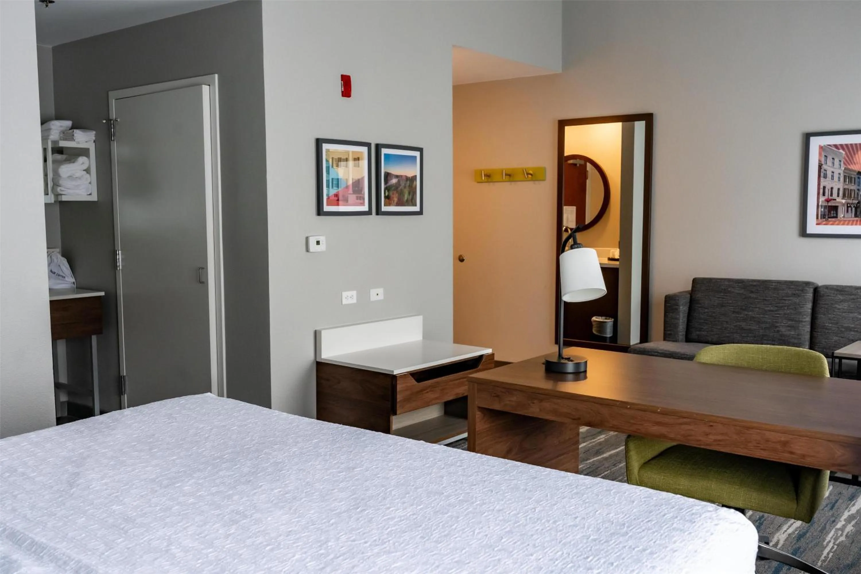 Living room, Bed in Hampton Inn & Suites Leesburg