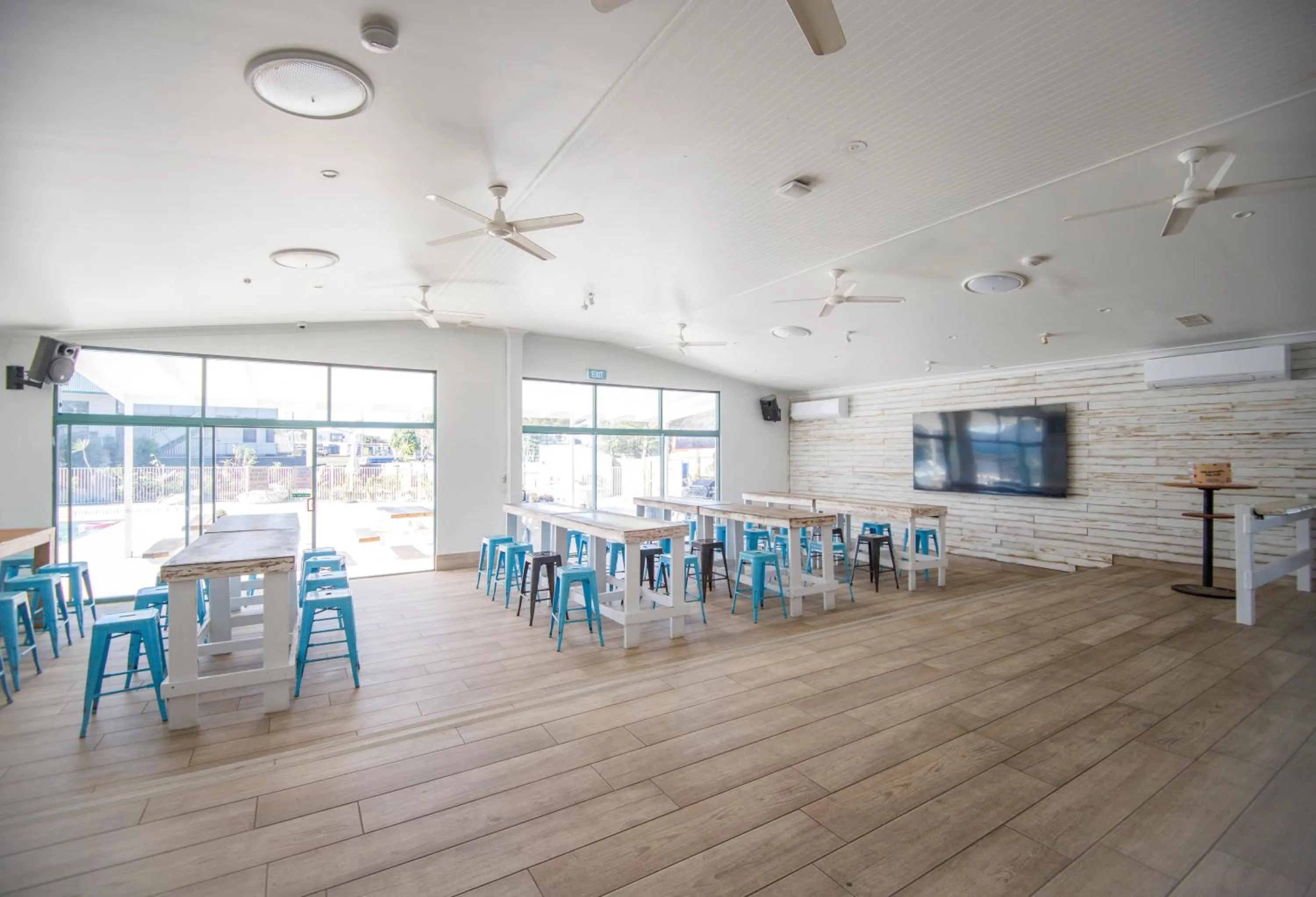 Communal lounge/ TV room in Freedom Backpackers Hostel Rainbow Beach