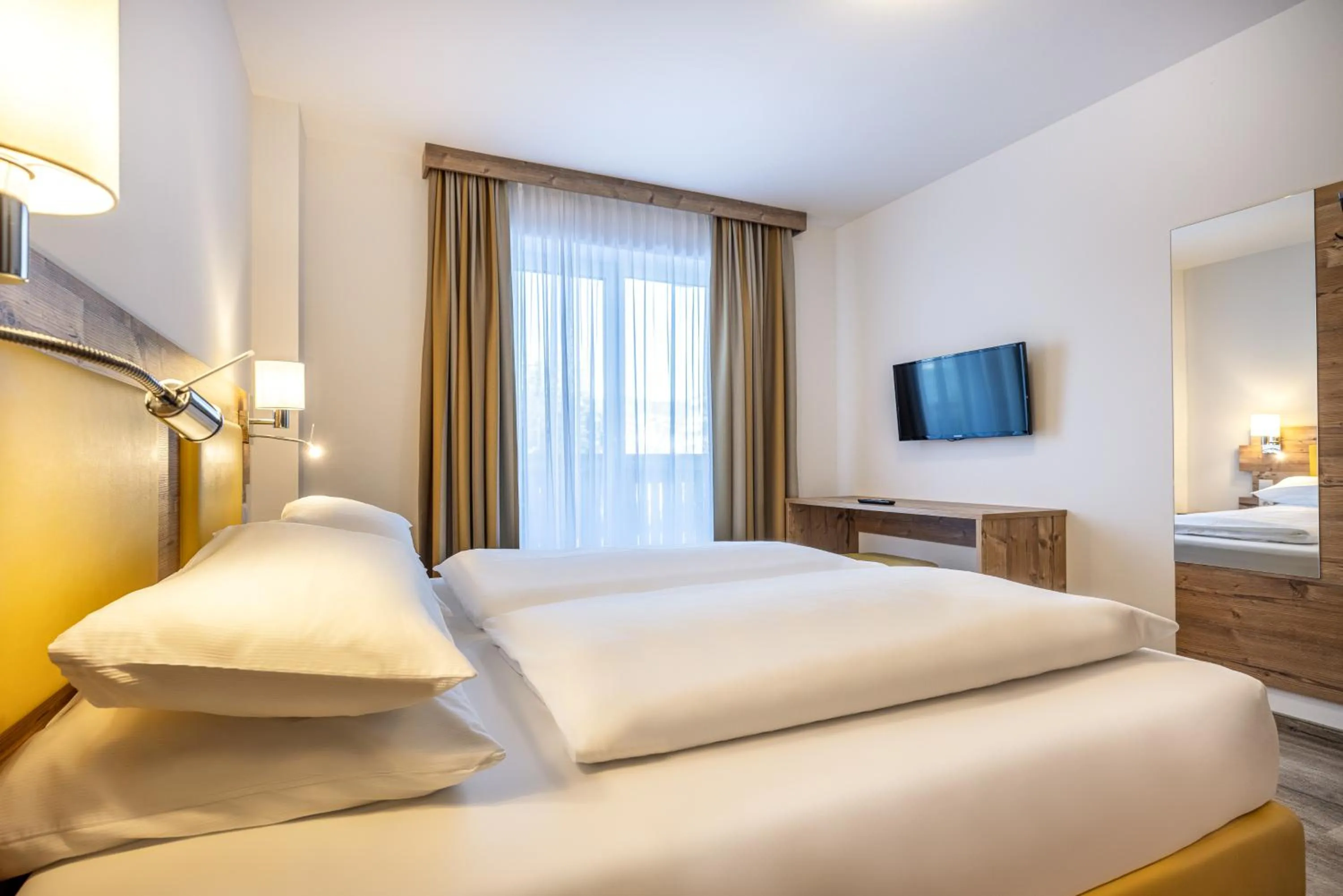 Photo of the whole room, Bed in Der Alpenblick