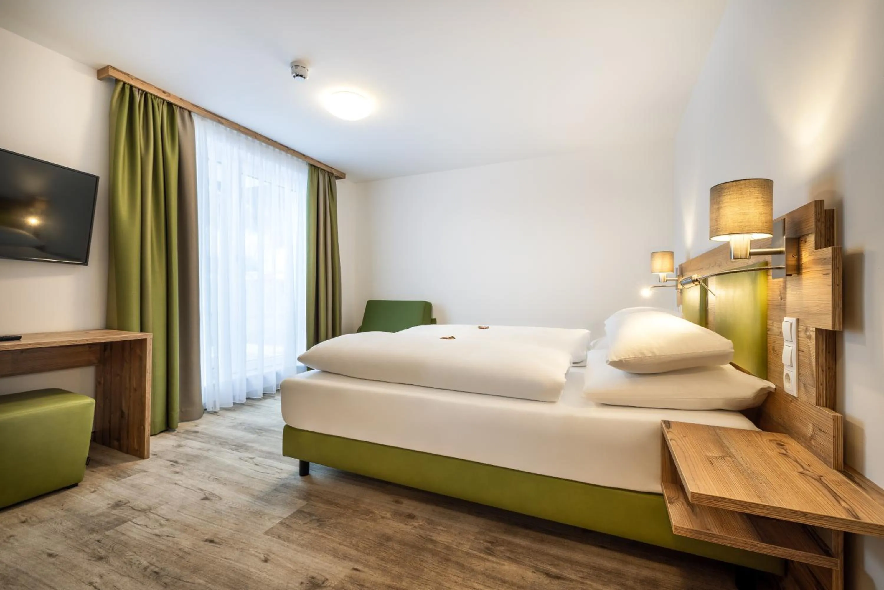 Photo of the whole room, Bed in Der Alpenblick