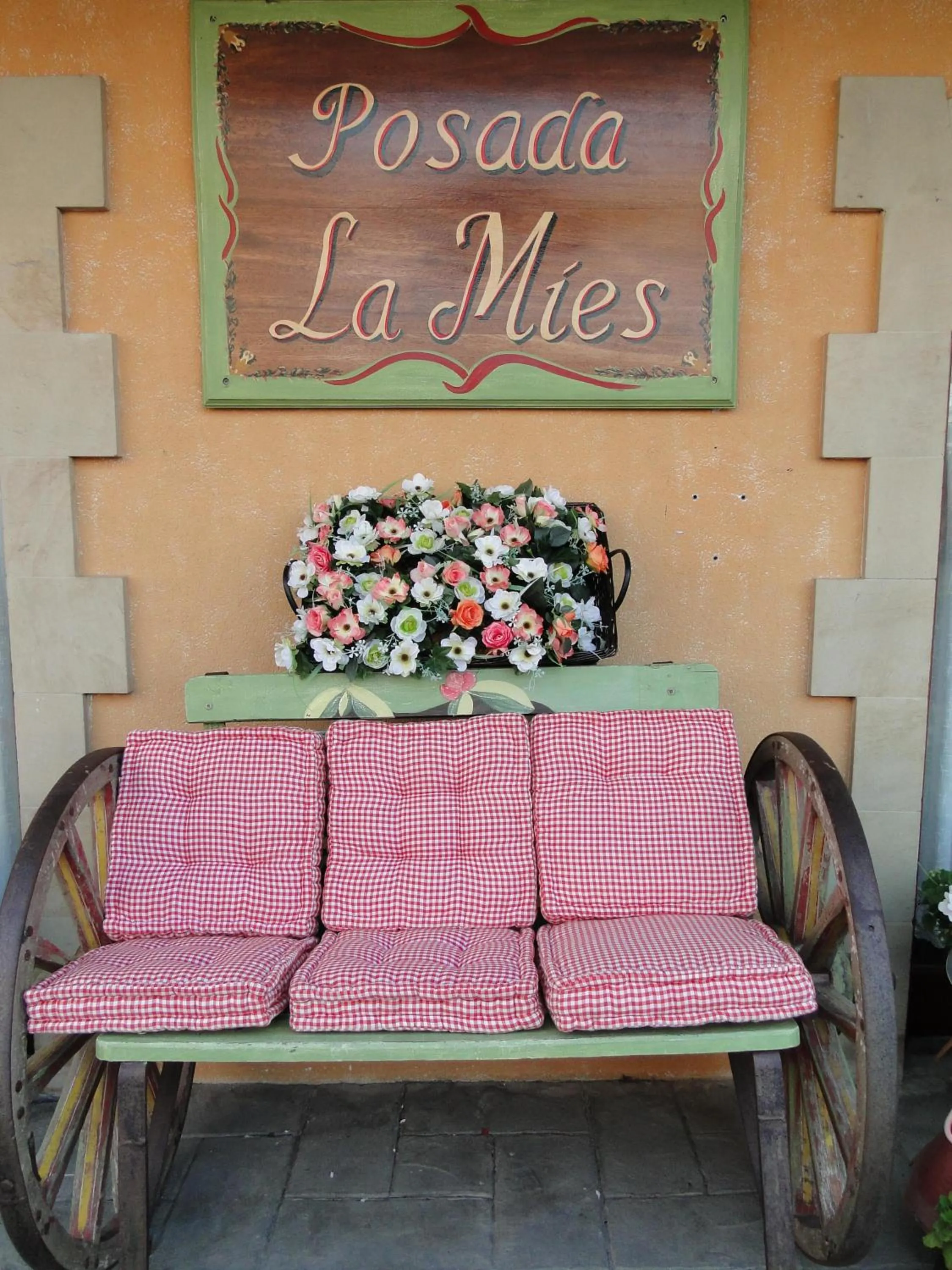 Facade/entrance in Posada La Mies