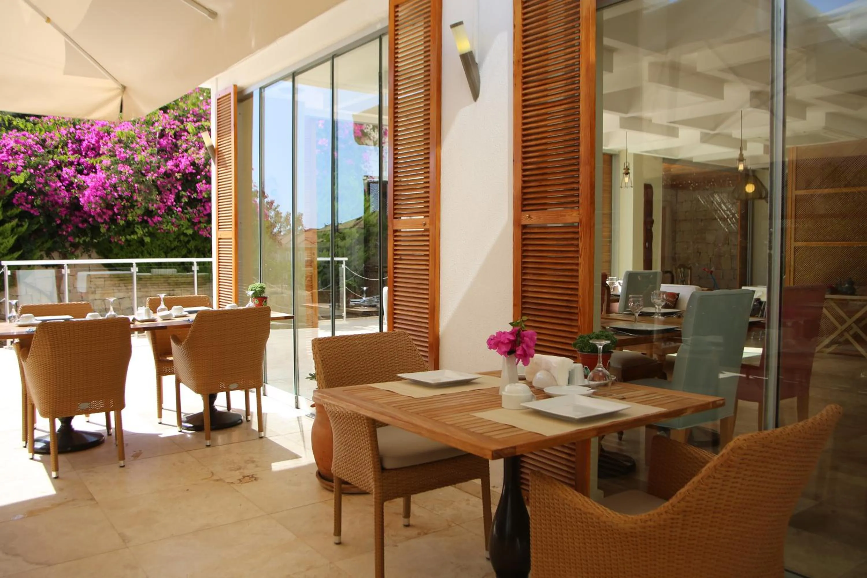 Restaurant/places to eat in Saylam Suites