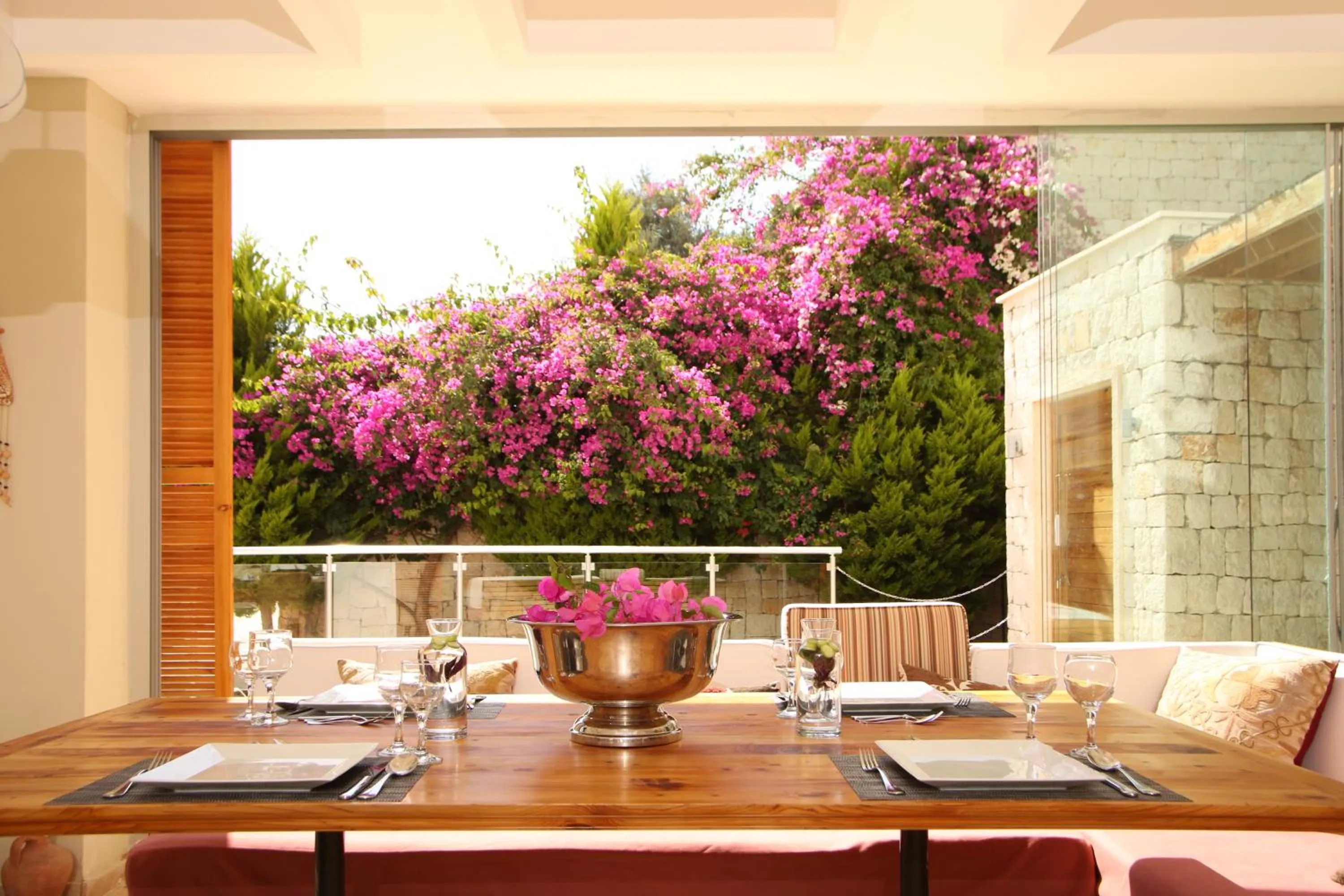 Restaurant/places to eat in Saylam Suites