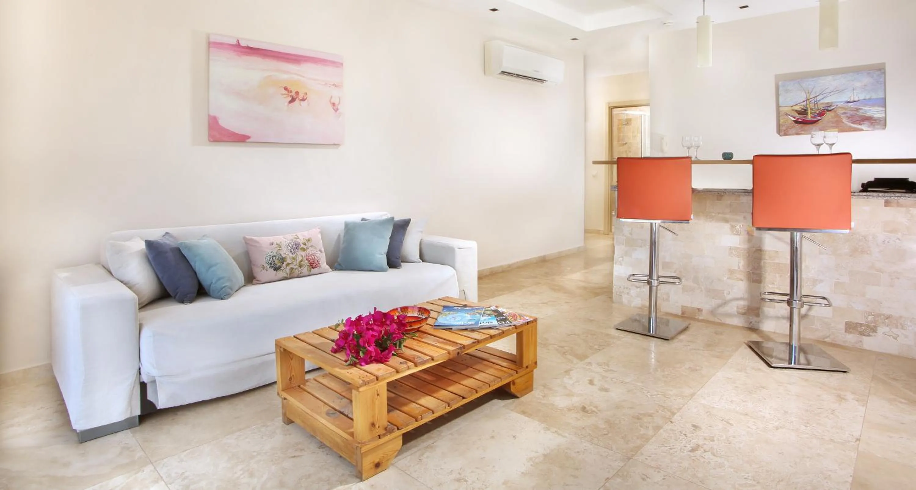 Photo of the whole room in Saylam Suites