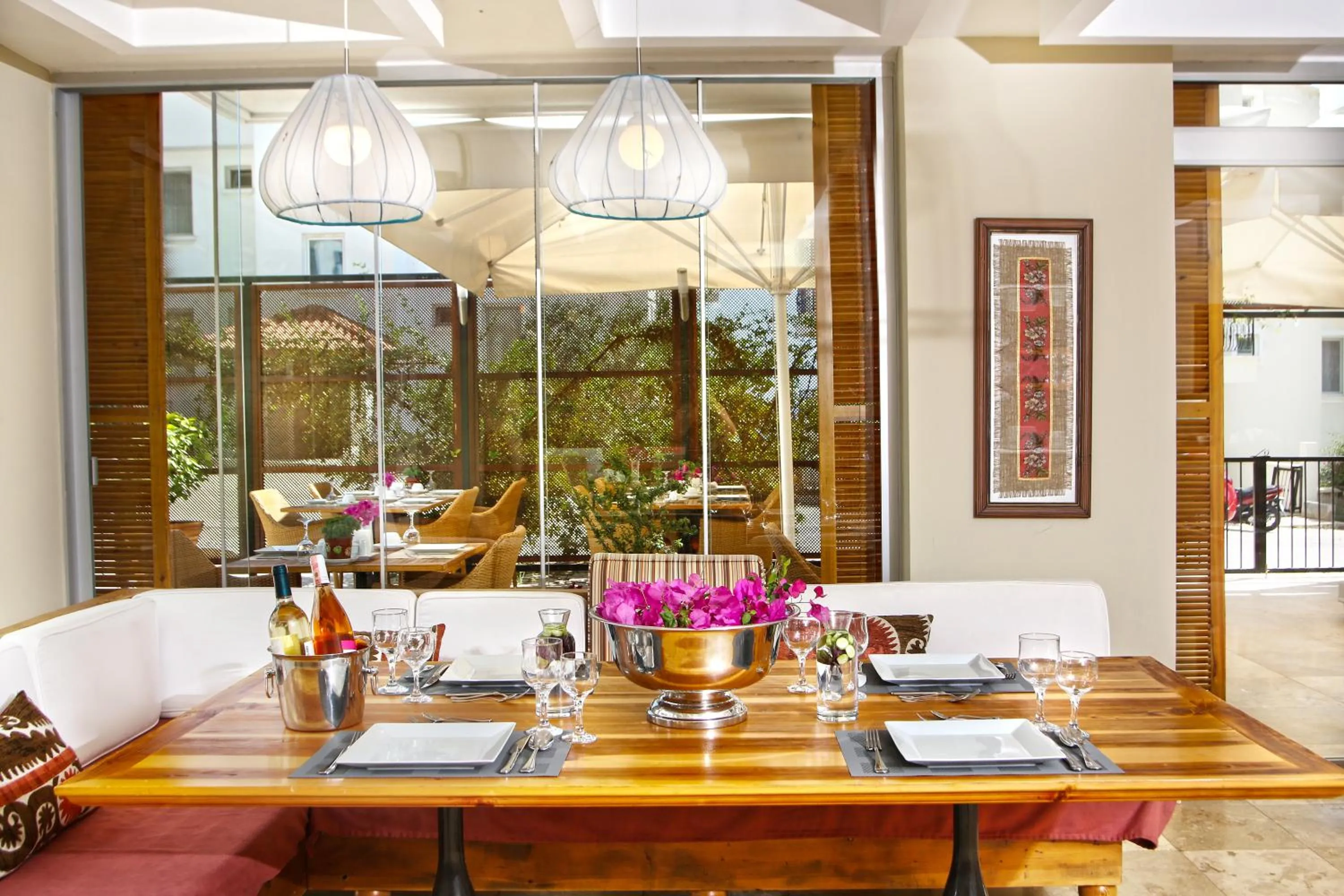 Restaurant/places to eat in Saylam Suites