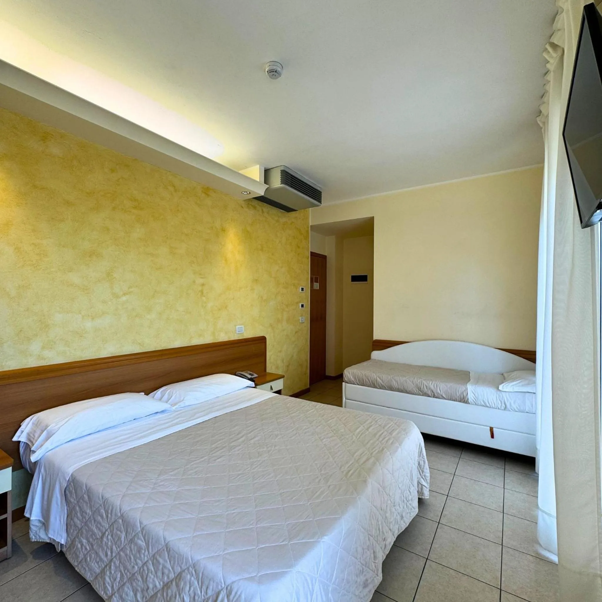 Photo of the whole room, Bed in Hotel Apogeo - Breakfast Experience