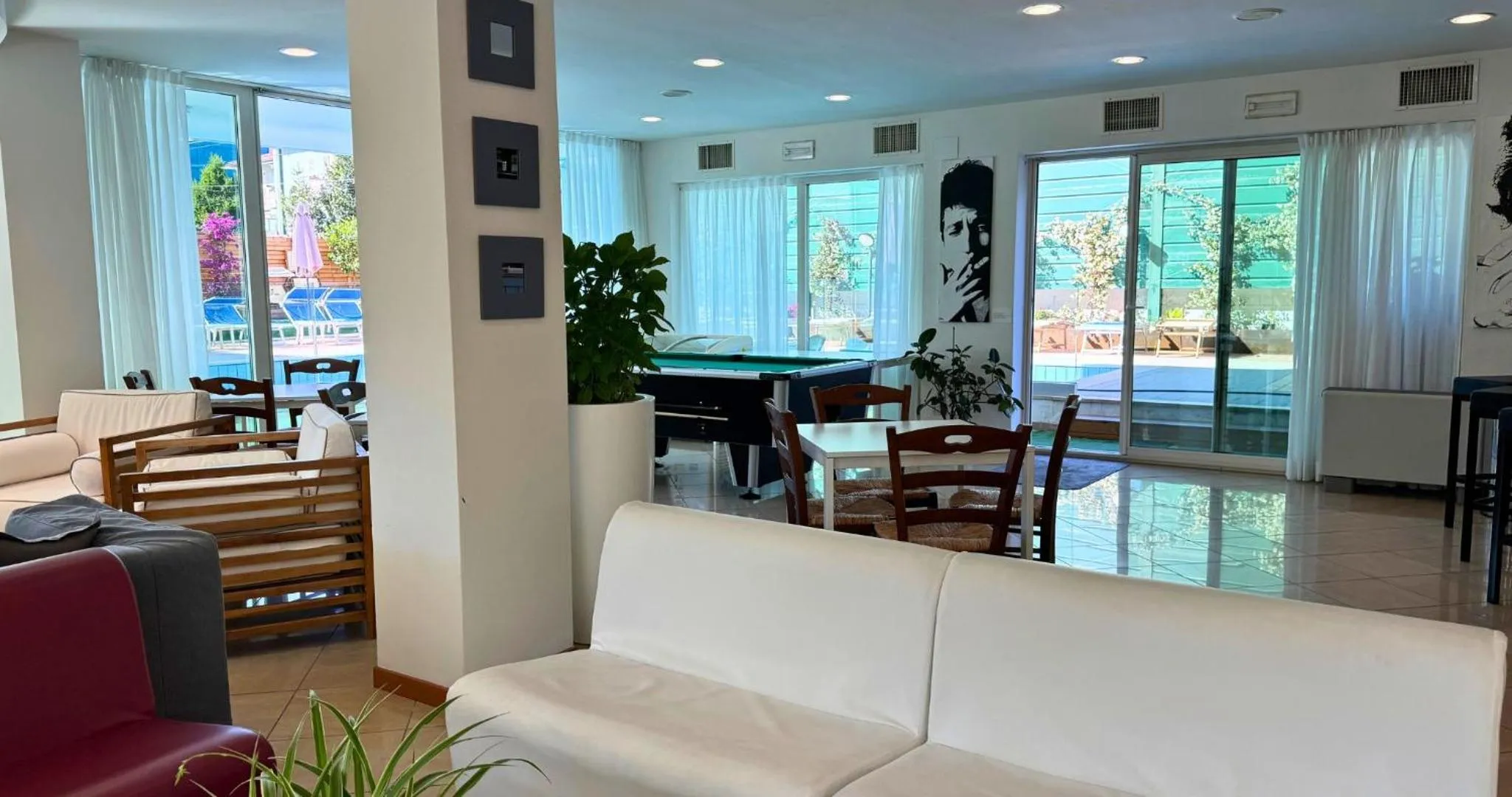 Communal lounge/ TV room in Hotel Apogeo - Breakfast Experience