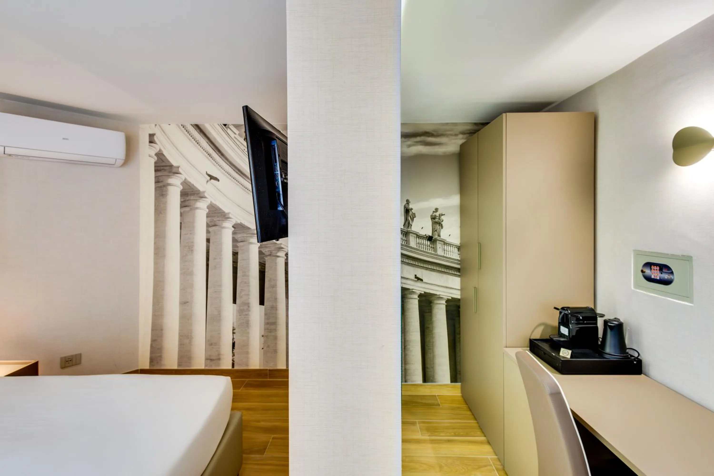 Photo of the whole room, Bed in V Collection Relais Badoer