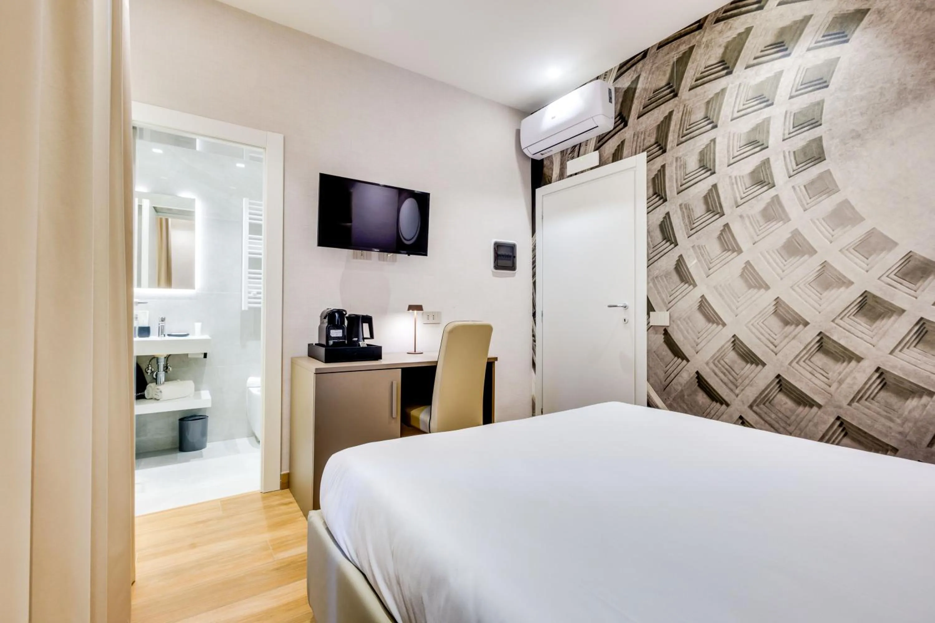 Bedroom, Bed in V Collection Relais Badoer