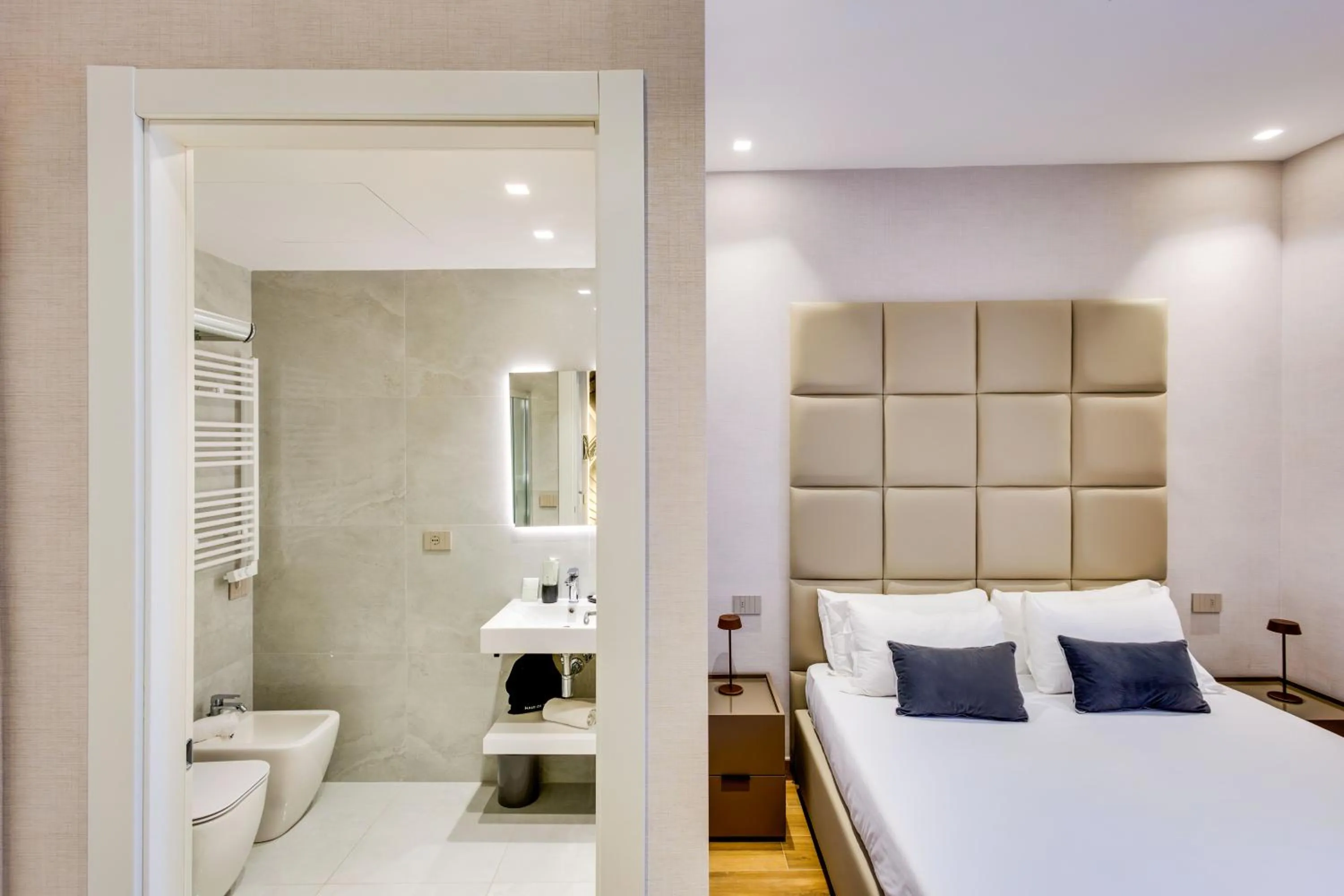 Photo of the whole room, Bed in V Collection Relais Badoer