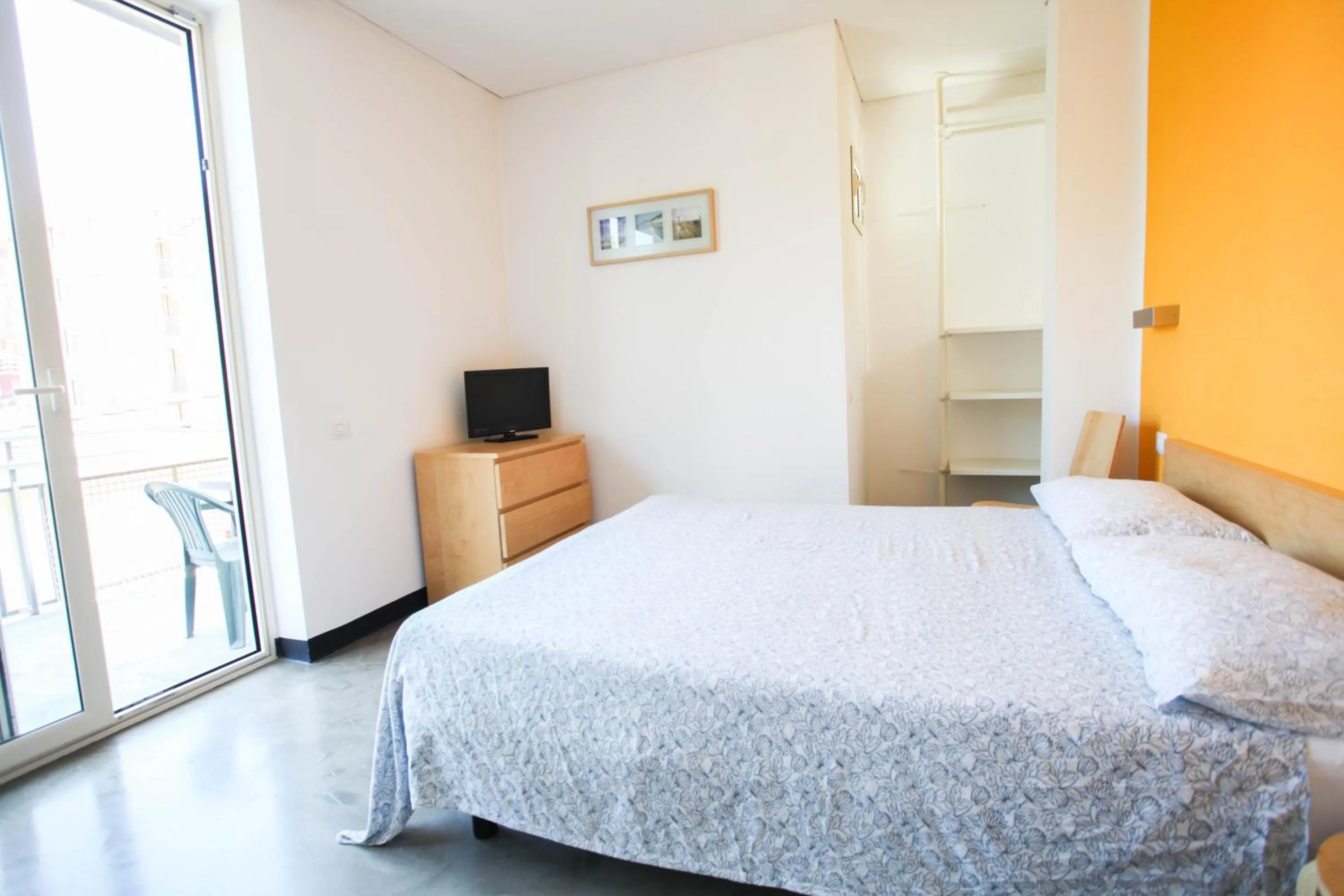 Photo of the whole room, Bed in Residence Igea