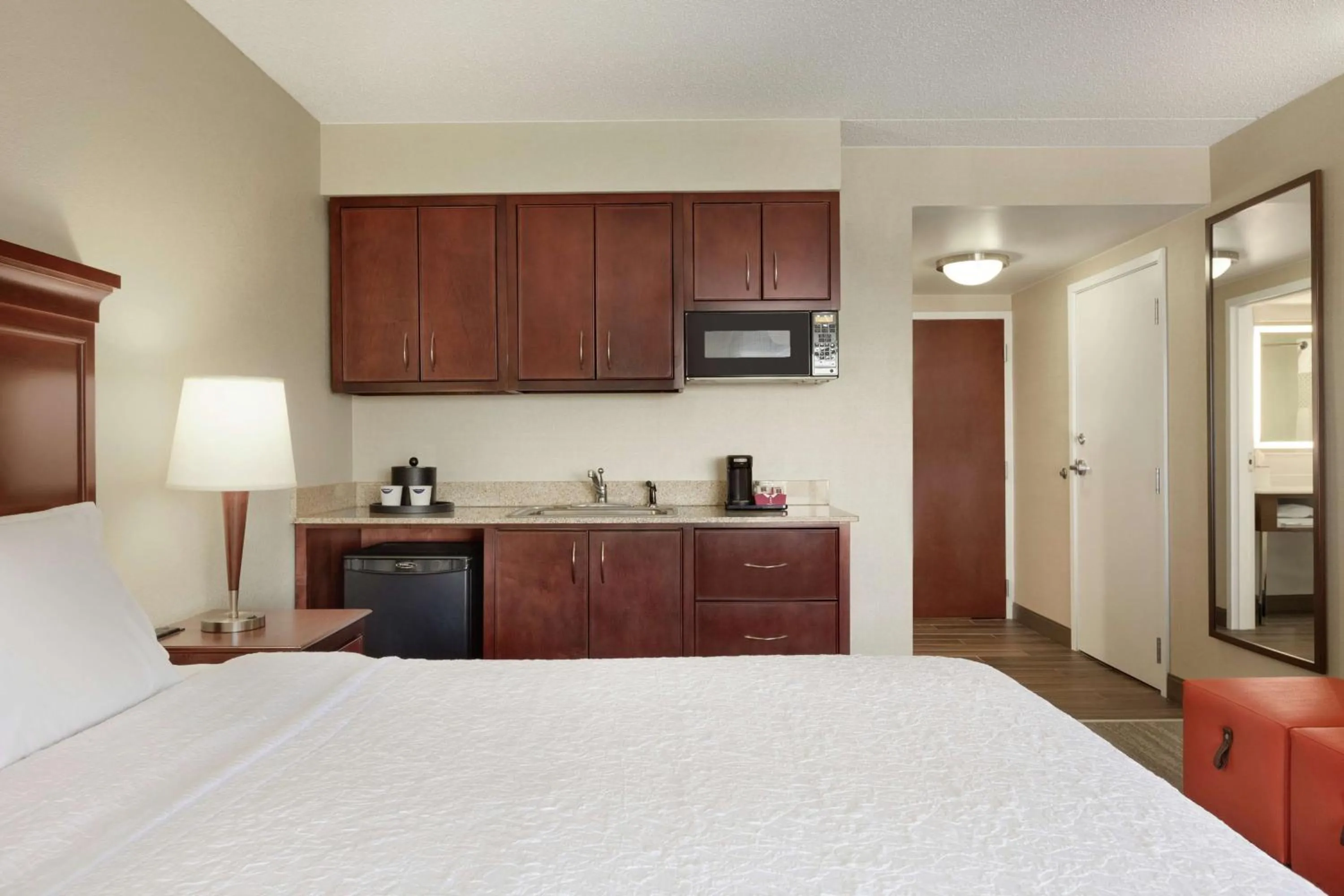Kitchen or kitchenette, Bed in Hampton Inn Dulles/Cascades