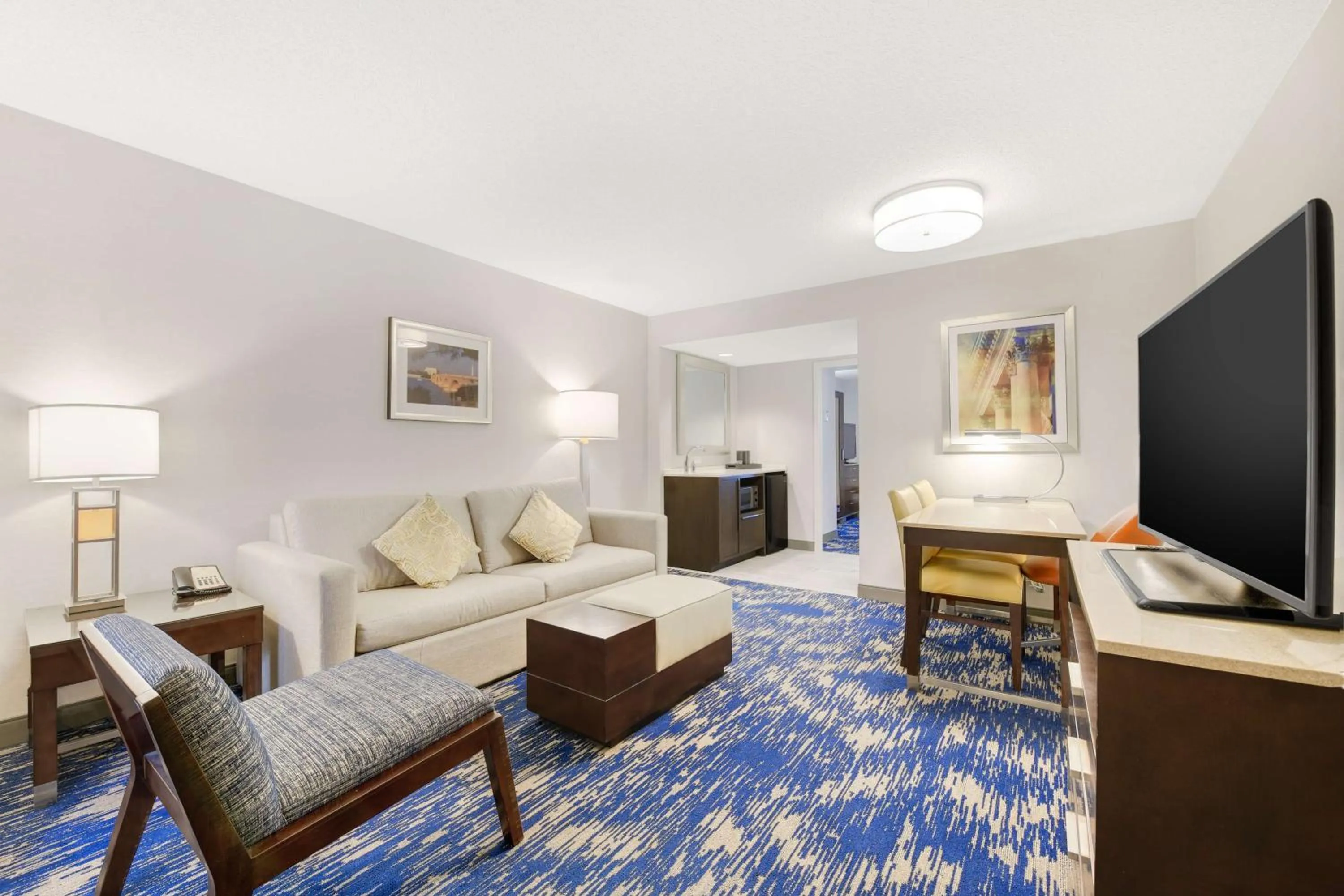 Bedroom in Embassy Suites by Hilton Alexandria Old Town