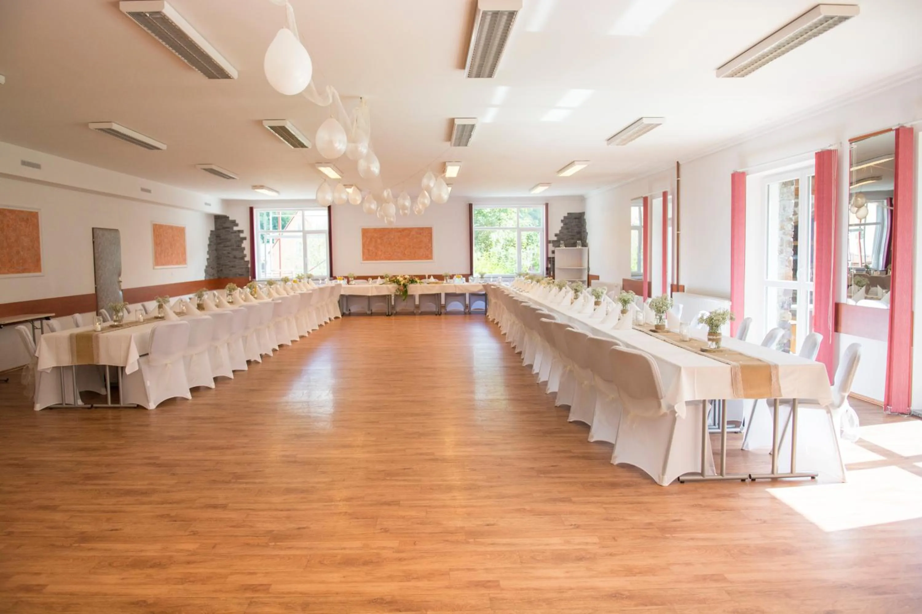 Restaurant/places to eat in Hotel Prom