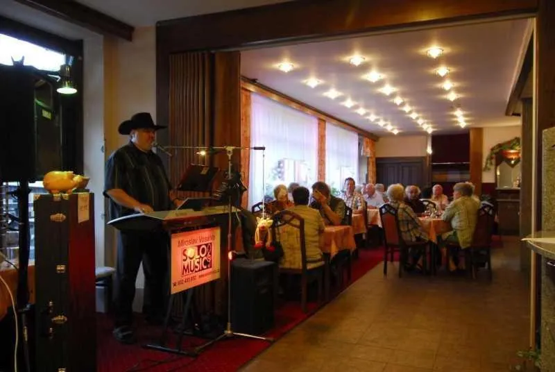 Restaurant/places to eat in Hotel Prom