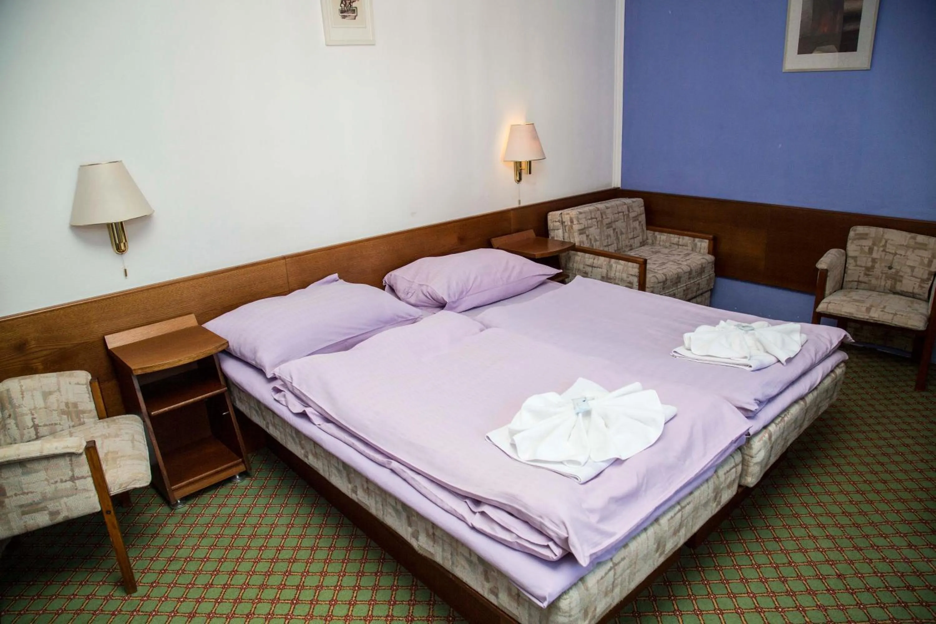 Property building, Bed in Hotel Prom
