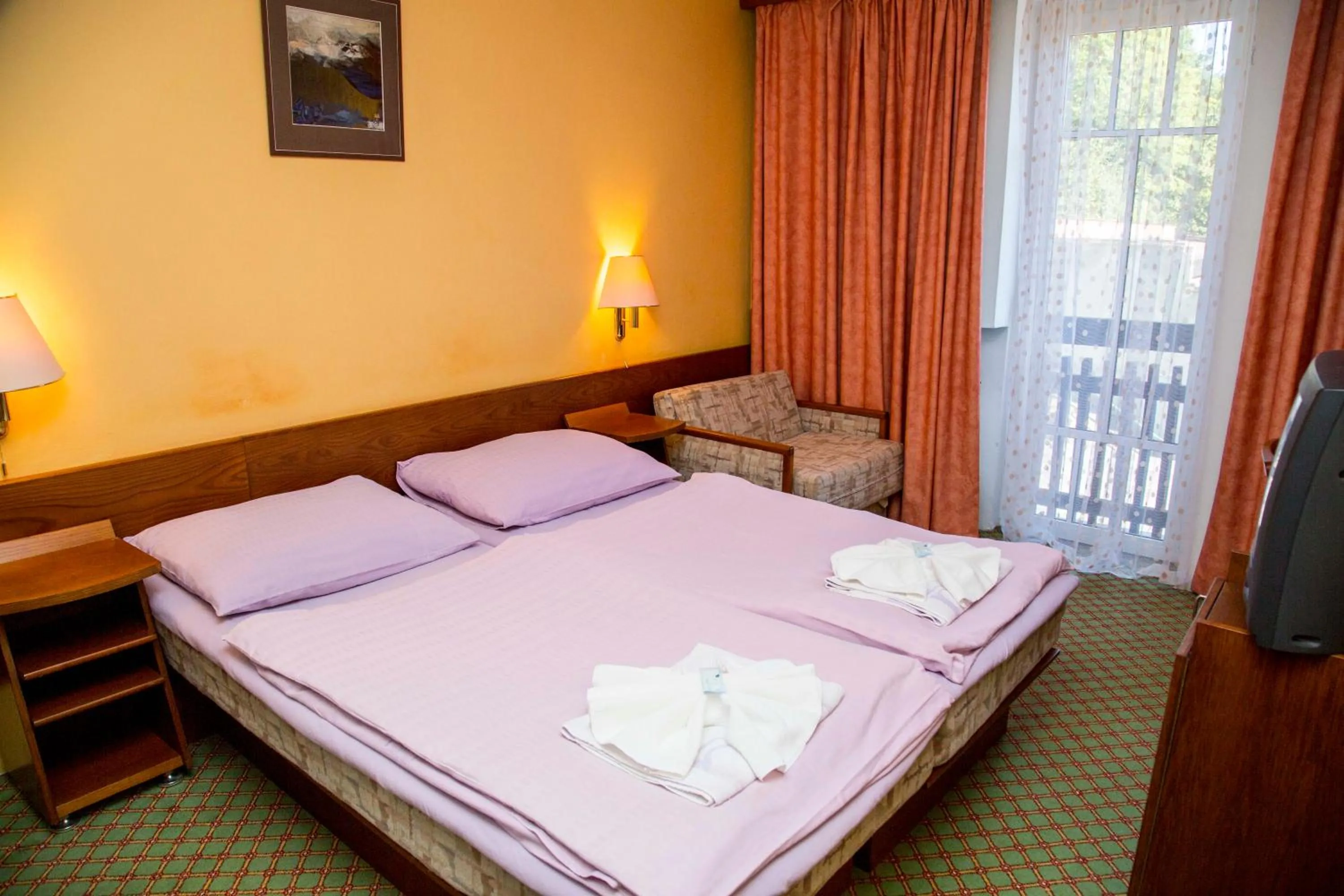 Property building, Bed in Hotel Prom