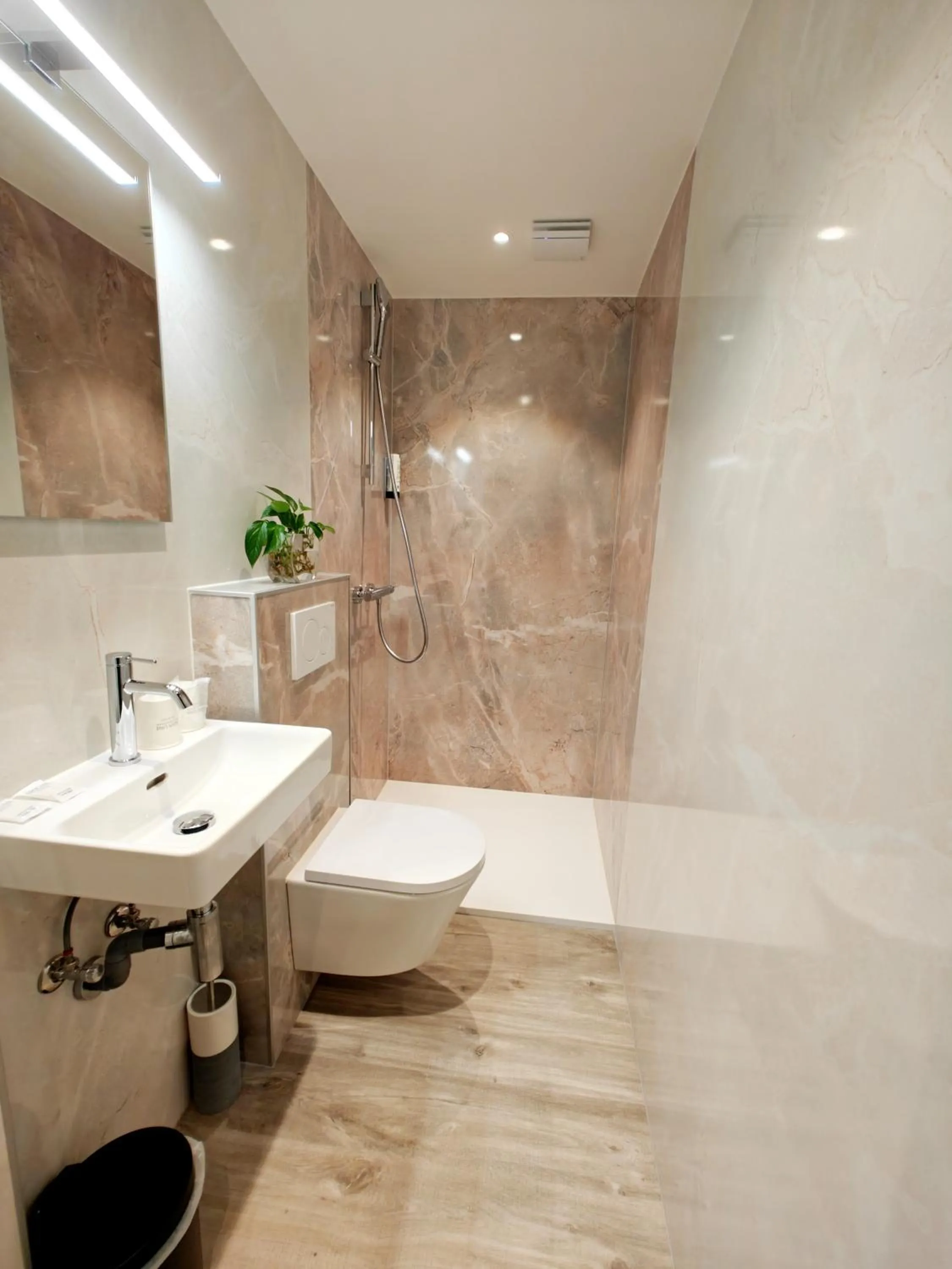 Shower in Hotel Cardiff