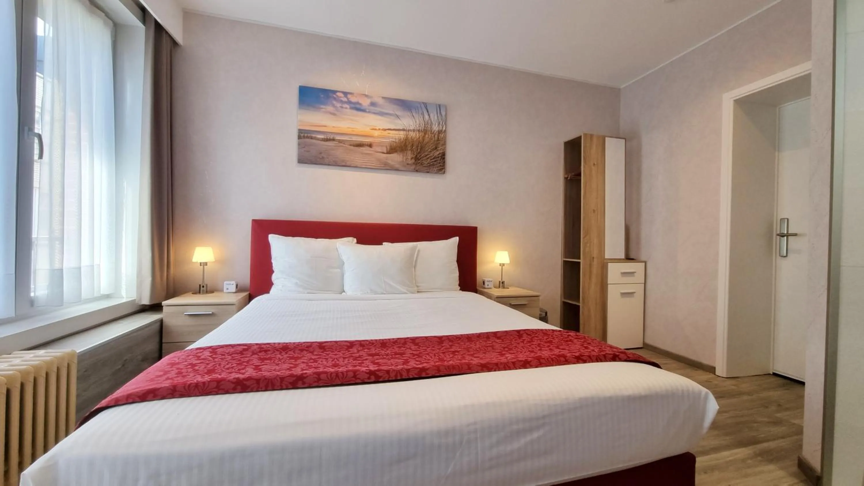 Photo of the whole room, Bed in Hotel Cardiff