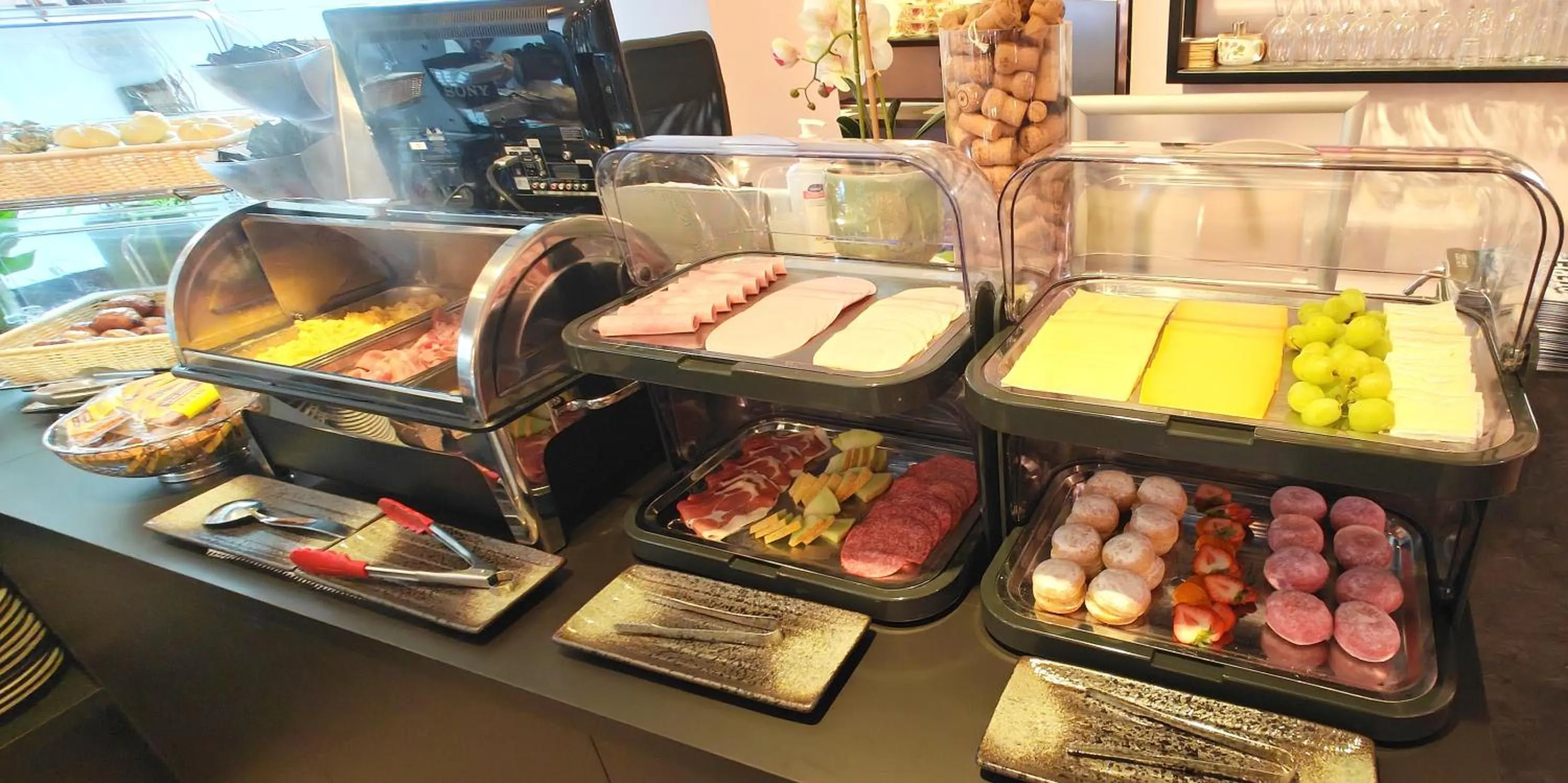 Food and drinks in Hotel Cardiff