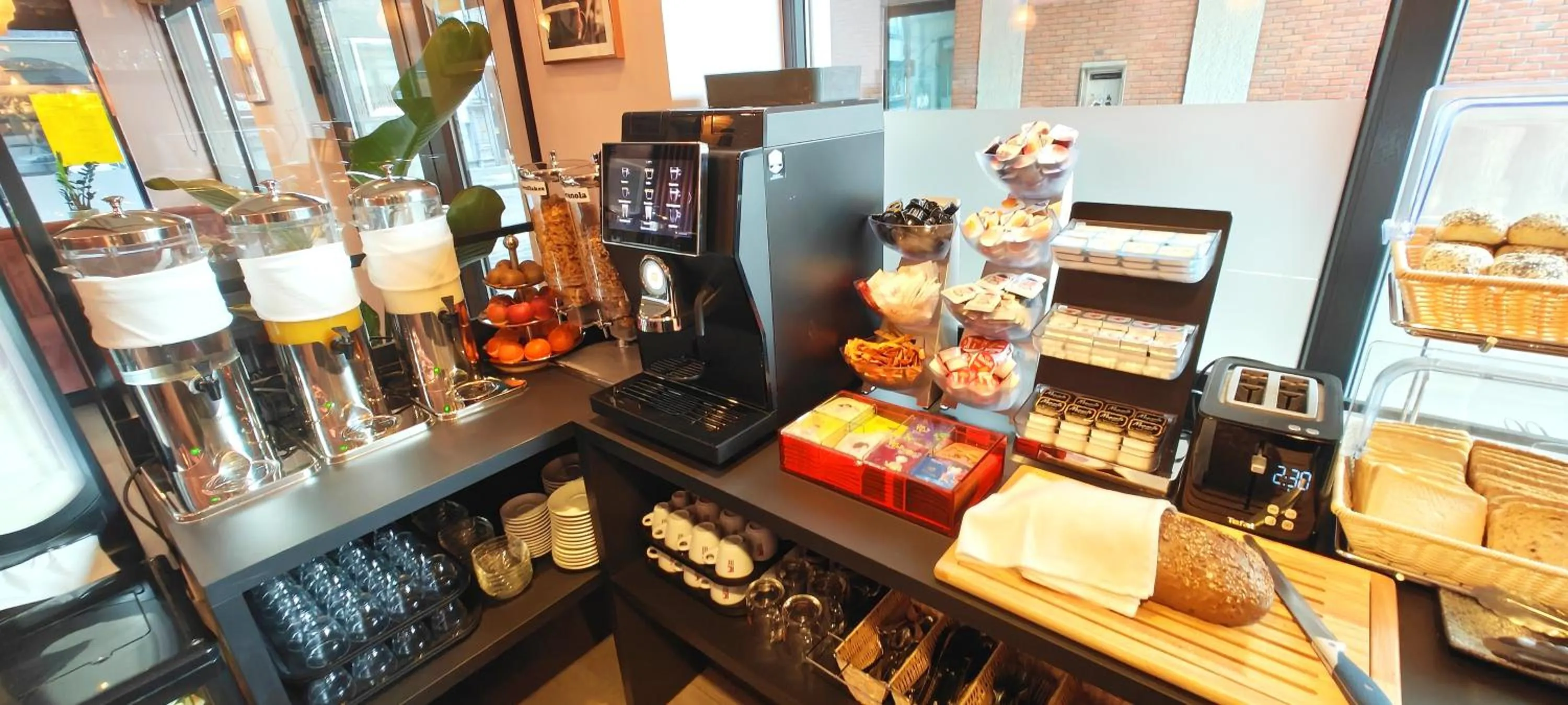 Coffee/tea facilities in Hotel Cardiff