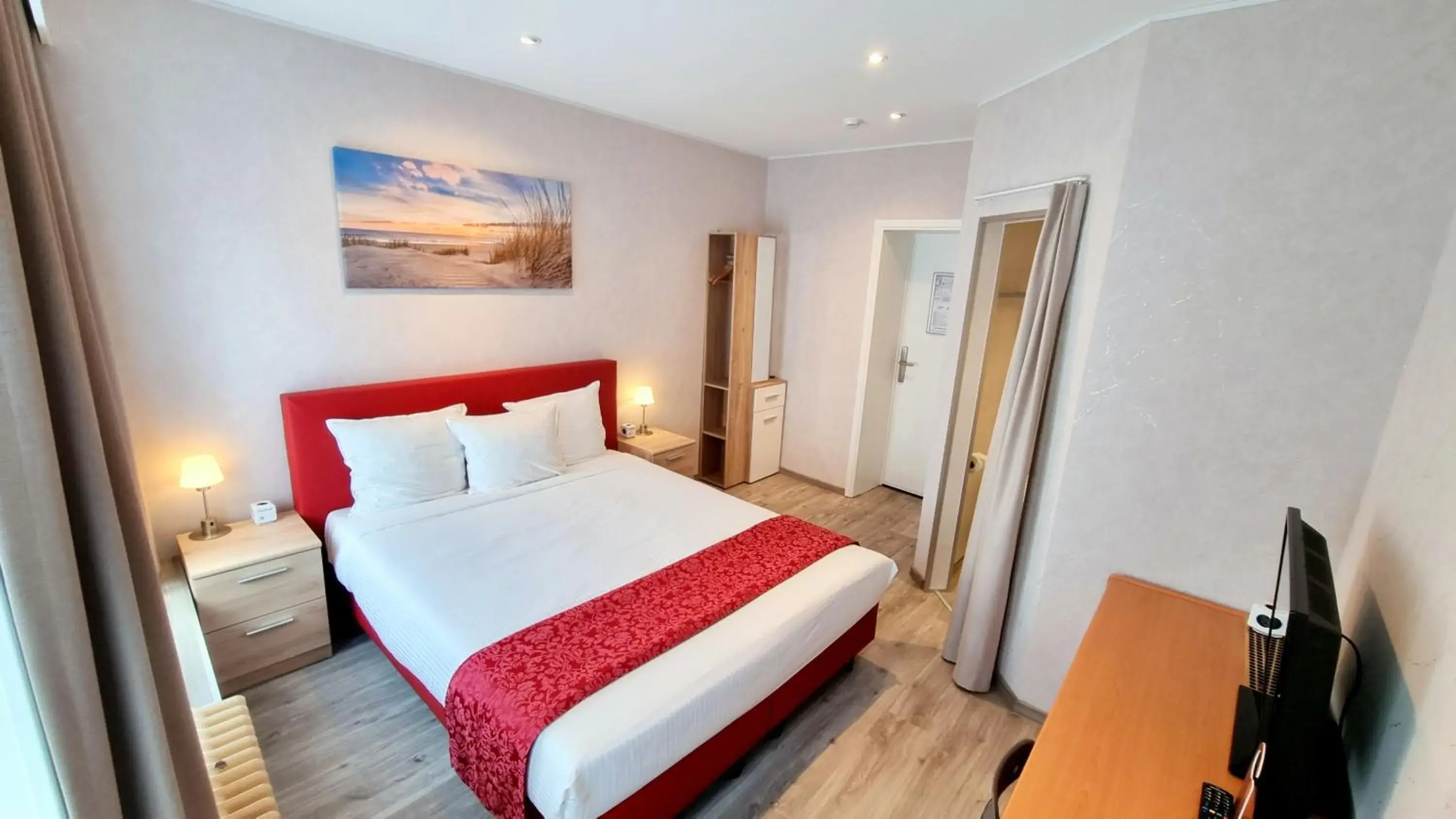 Modern Small Double Room in Hotel Cardiff Modern Small Double Room in Hotel Cardiff