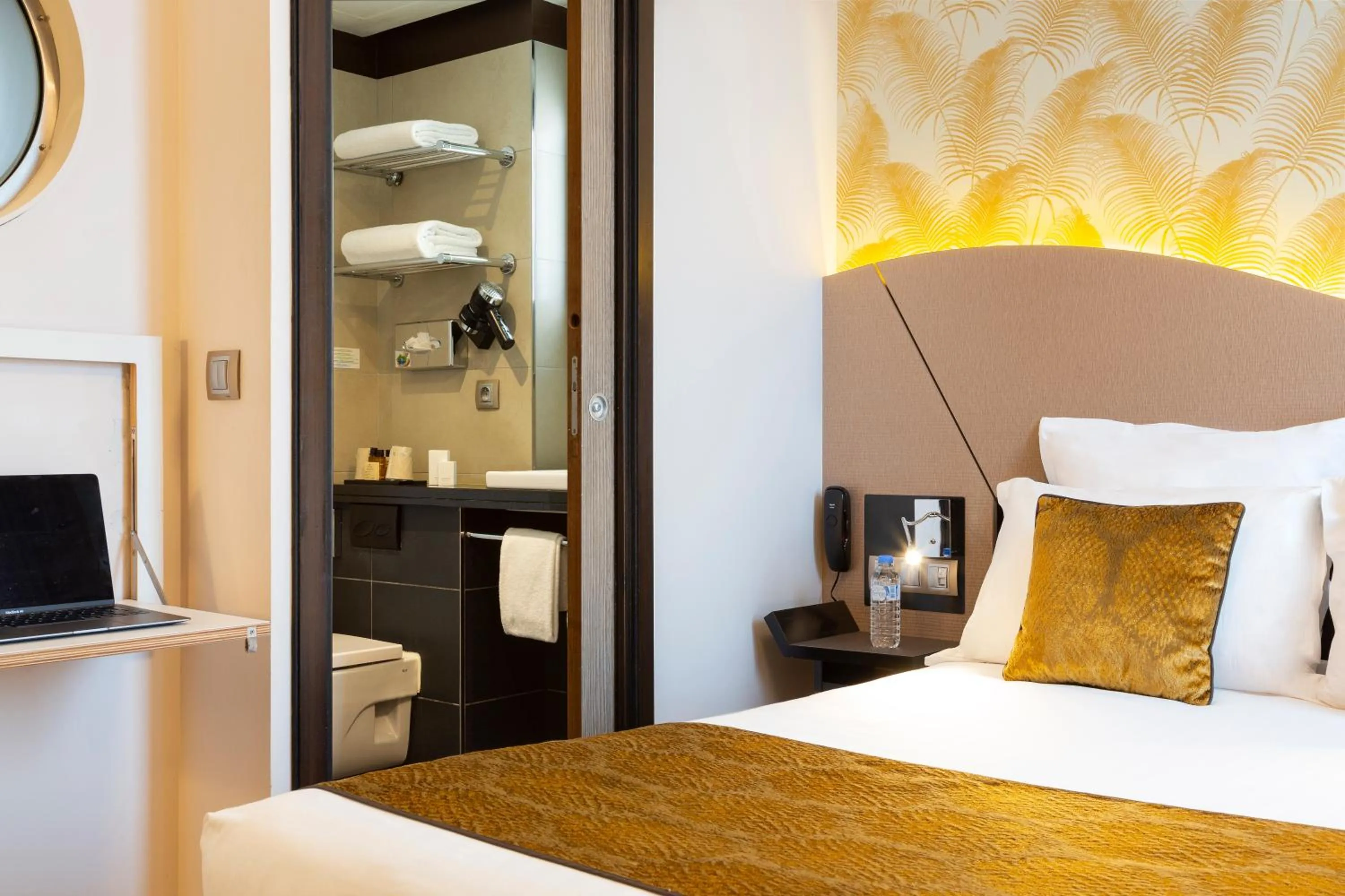 Bedroom, Bed in Hôtel Hor Europe