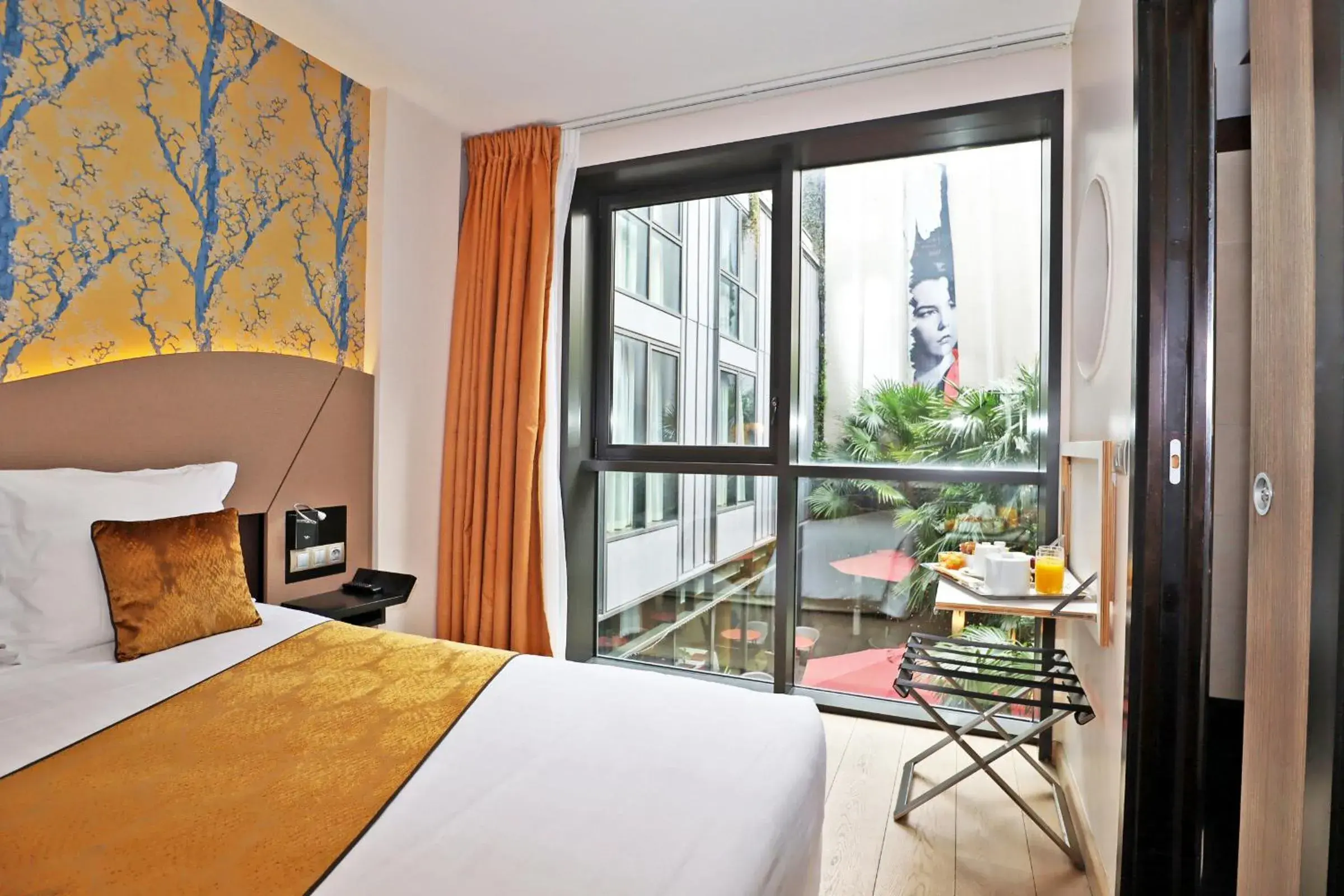 View (from property/room), Bed in Hôtel Hor Europe View (from property/room), Bed in Hôtel Hor Europe