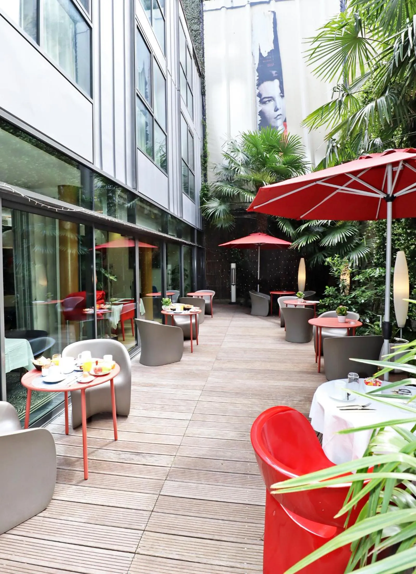 Patio in Hôtel Hor Europe