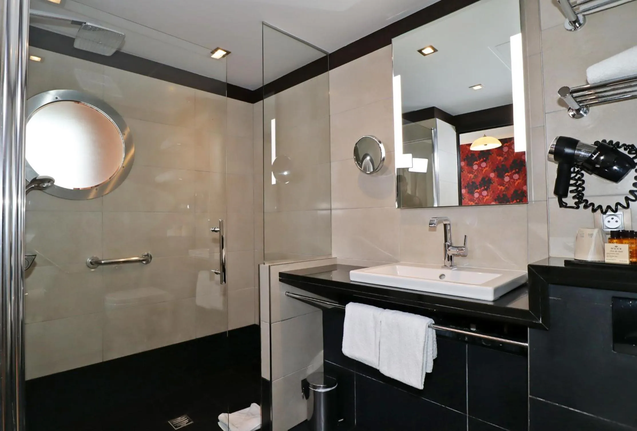 Shower in Hôtel Hor Europe