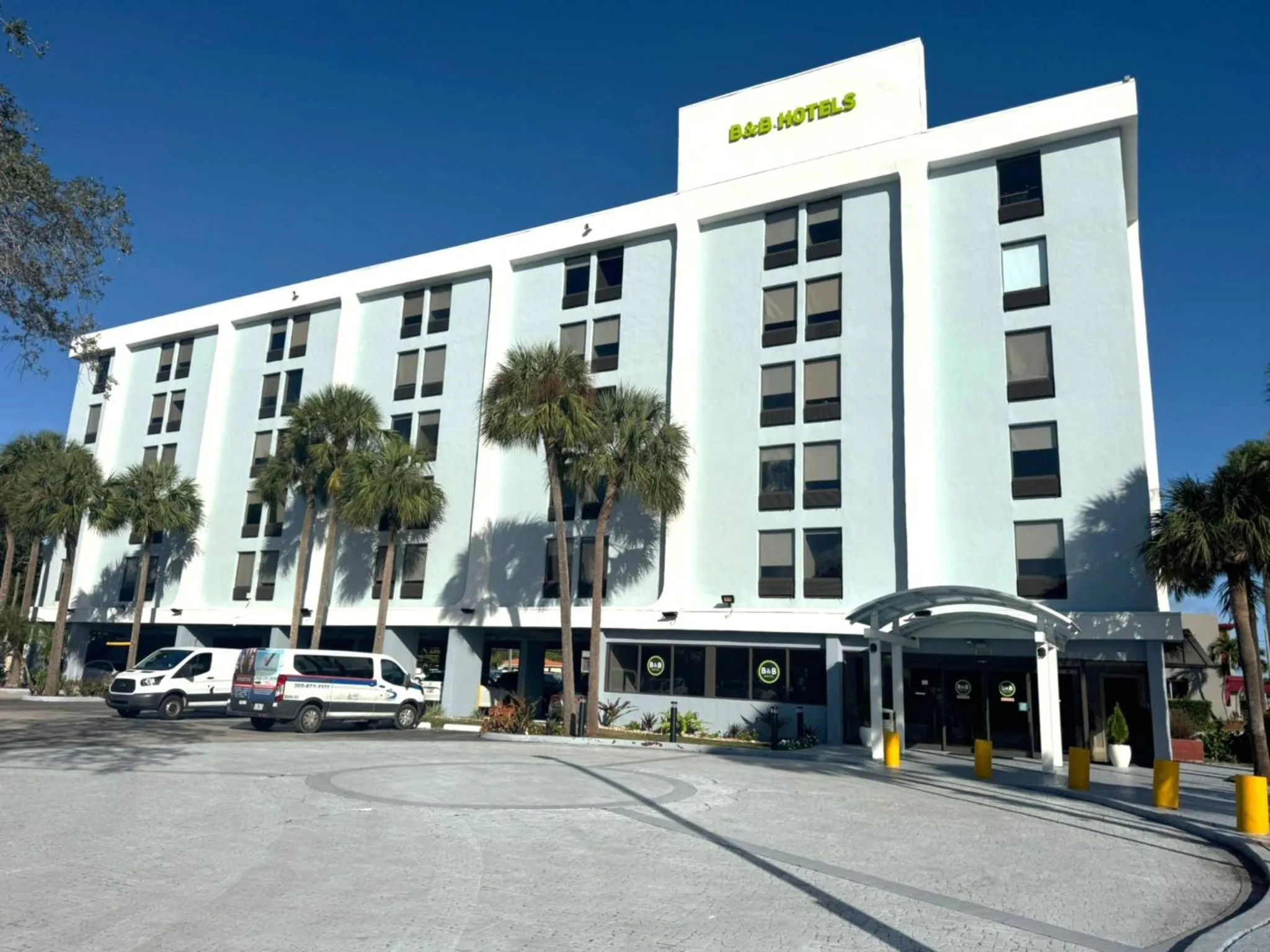 Property building in B&B Hotel Miami Airport
