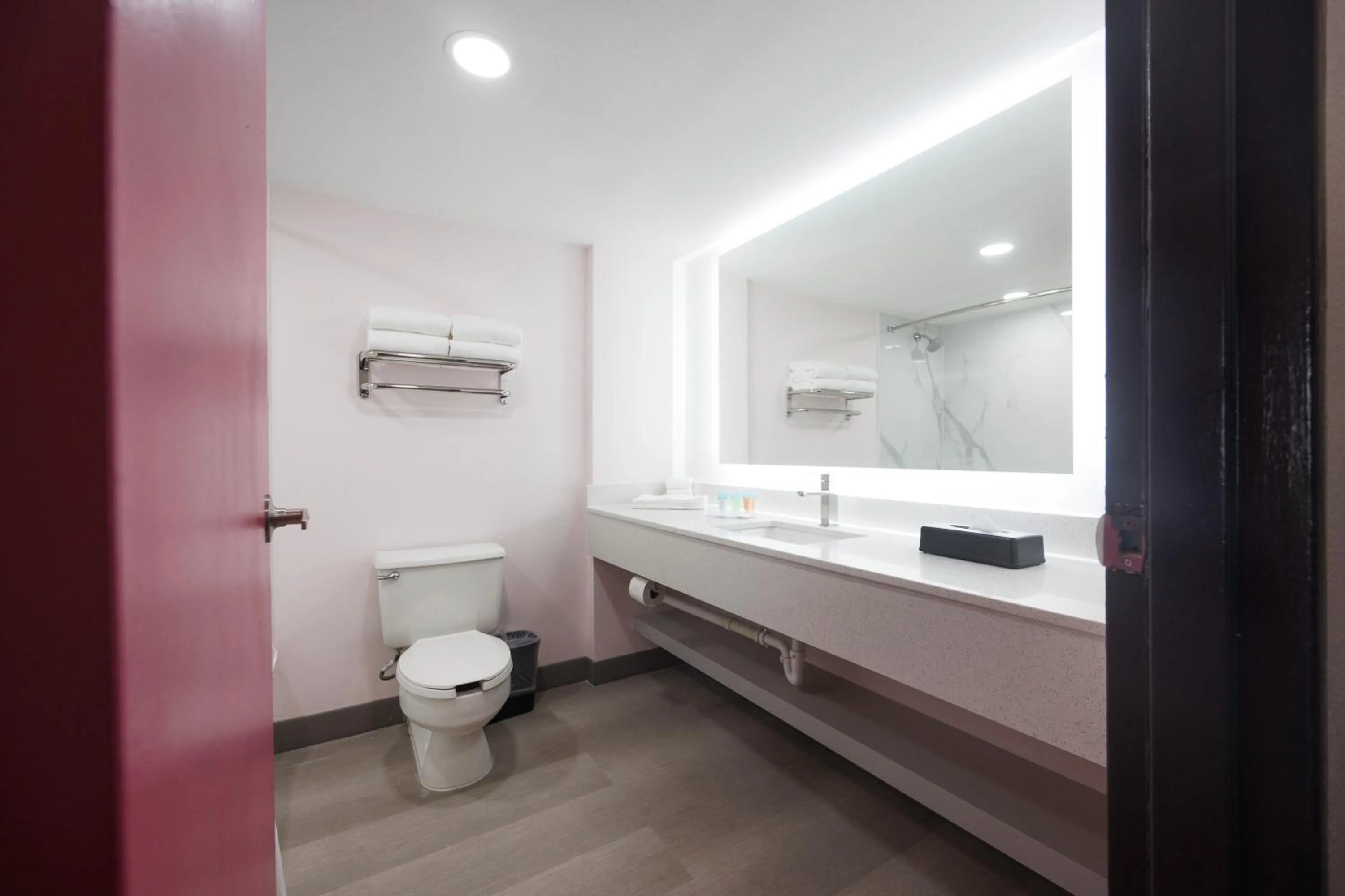 Bathroom in B&B Hotel Miami Airport