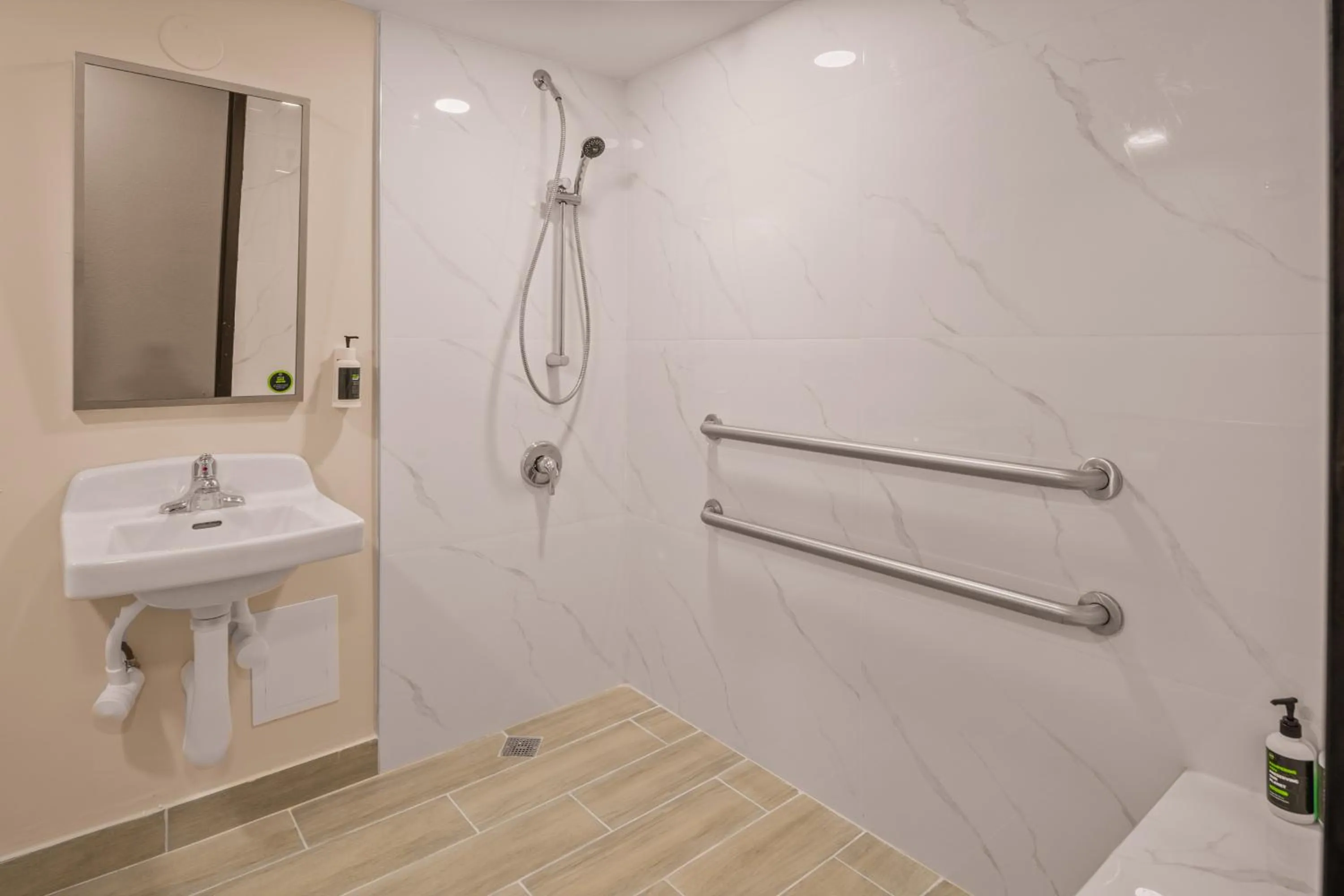 Bathroom in B&B Hotel Miami Airport