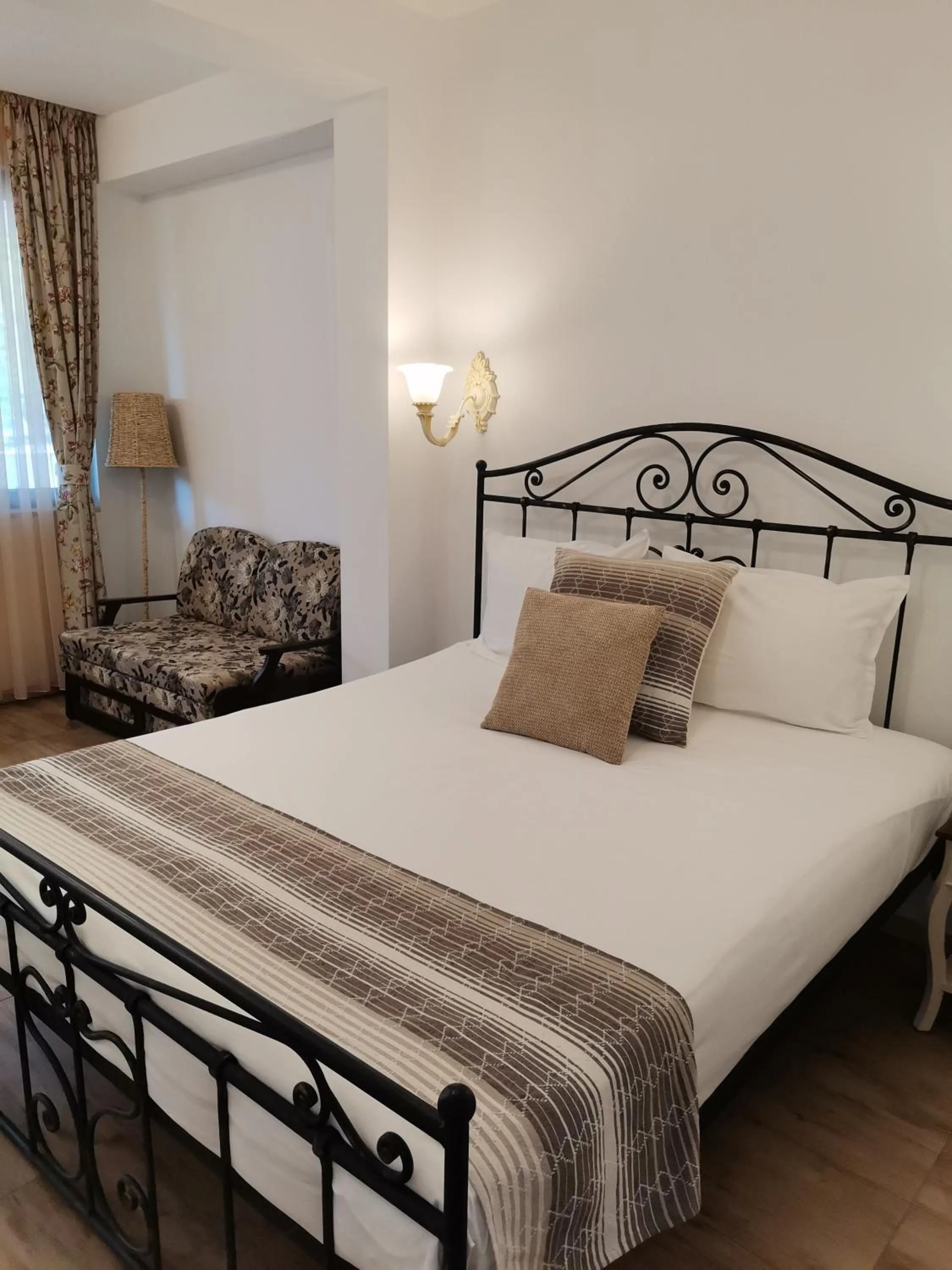 Bathroom, Bed in Family Hotel Rai