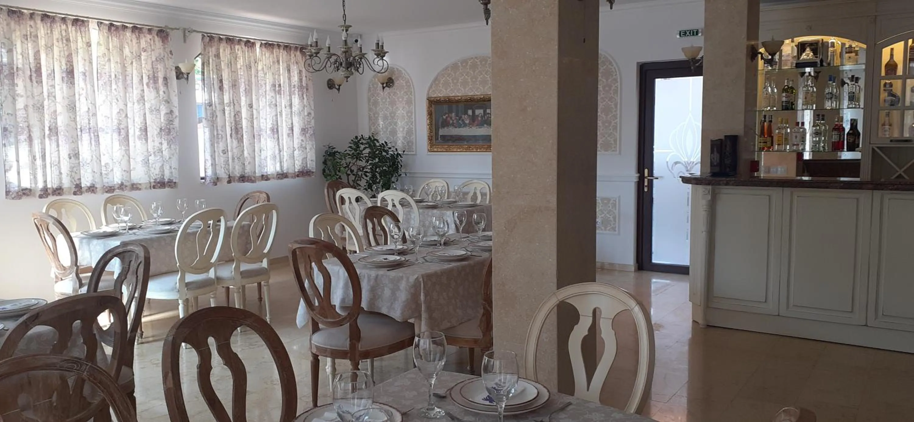 Restaurant/places to eat in Family Hotel Rai