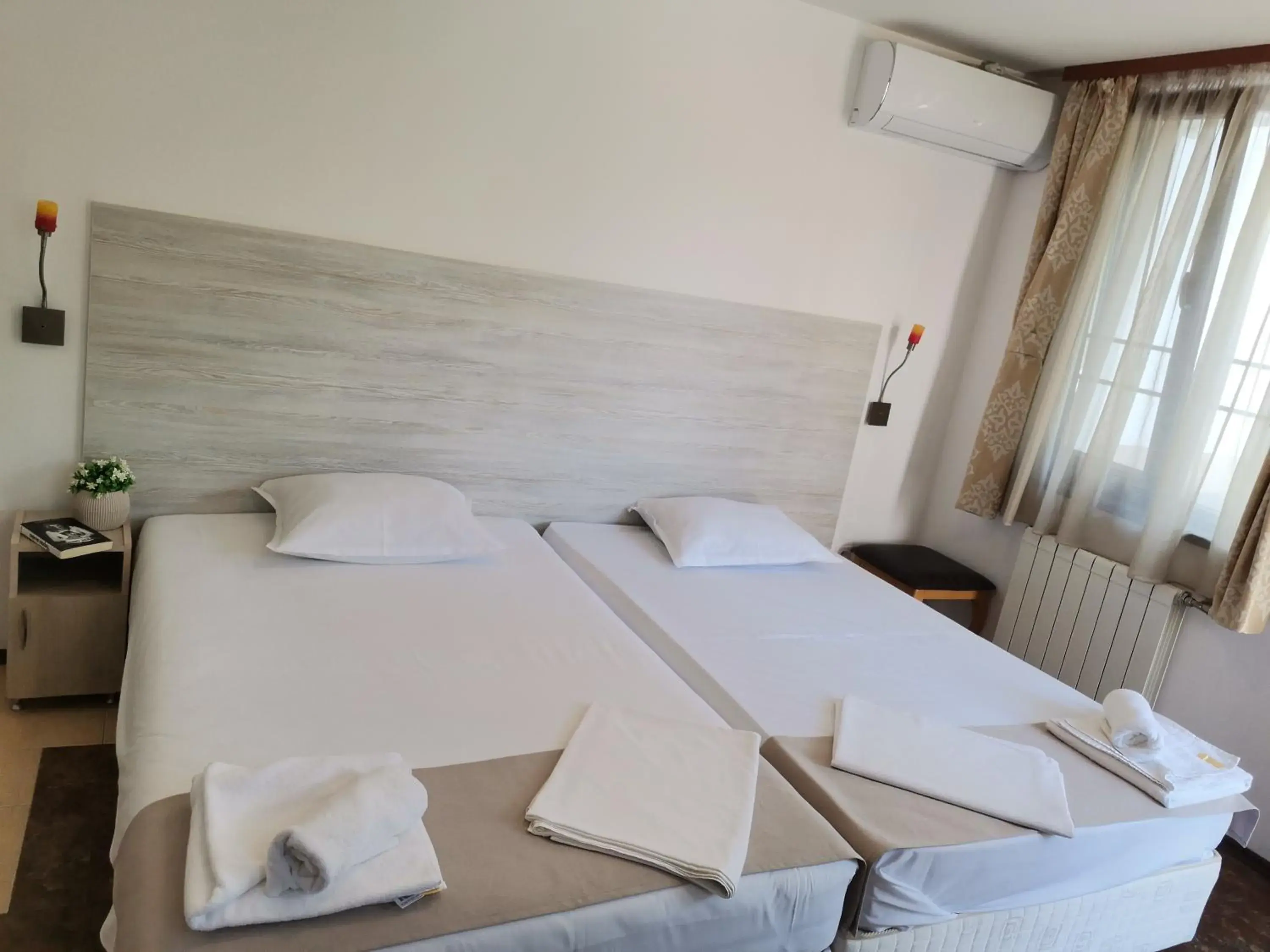 Twin Room with Balcony in Family Hotel Rai Twin Room with Balcony in Family Hotel Rai