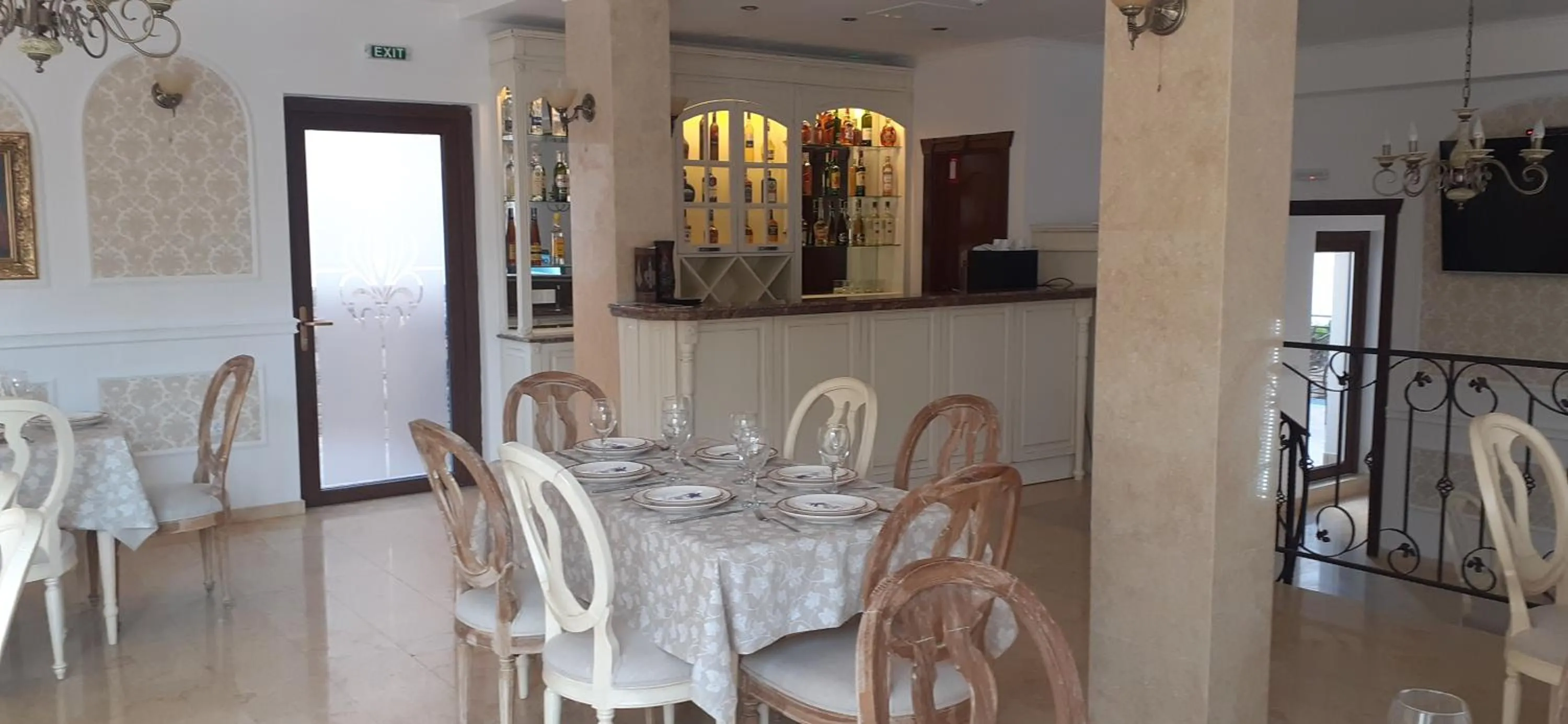 Restaurant/places to eat in Family Hotel Rai