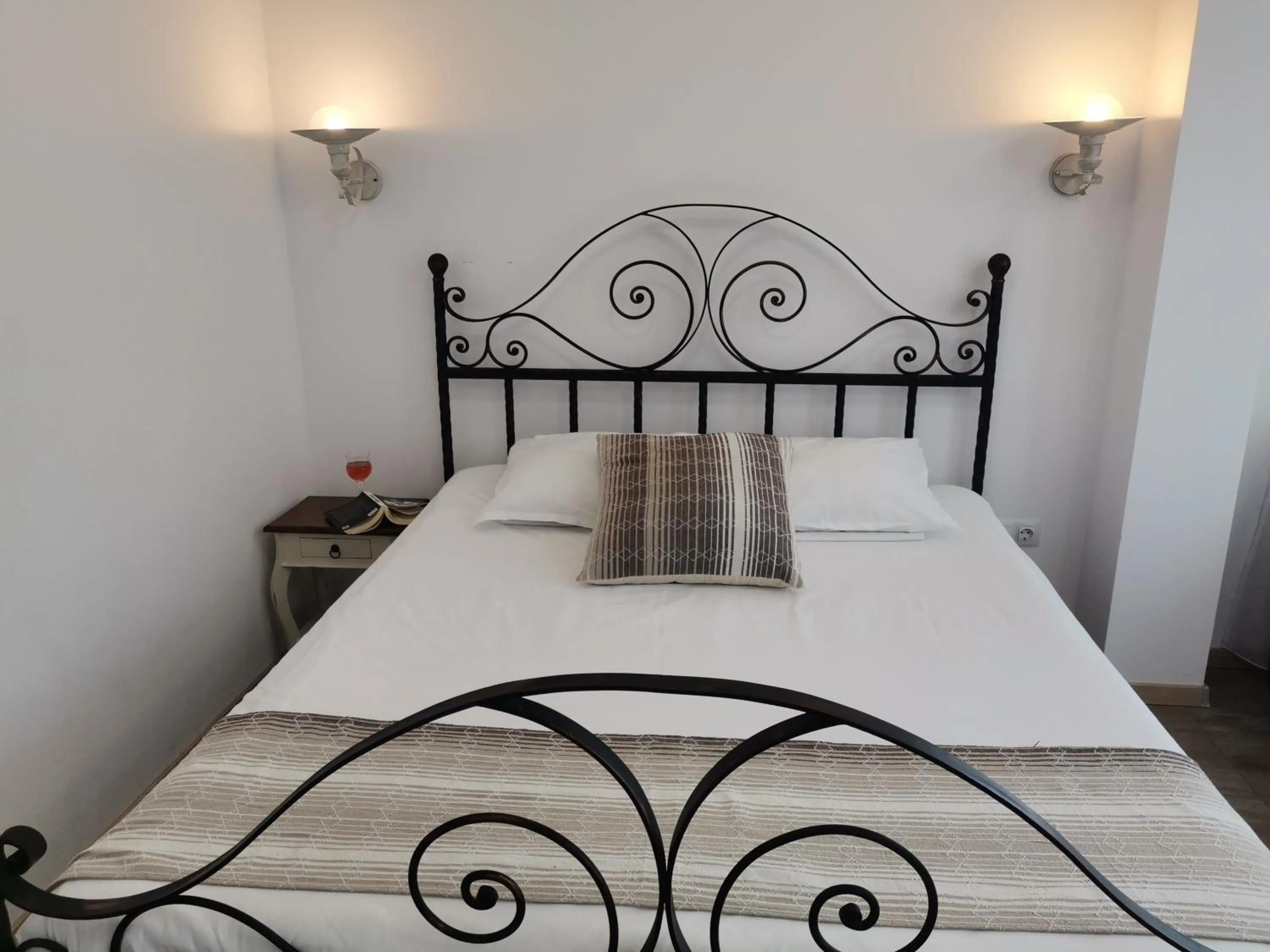 Bathroom, Bed in Family Hotel Rai