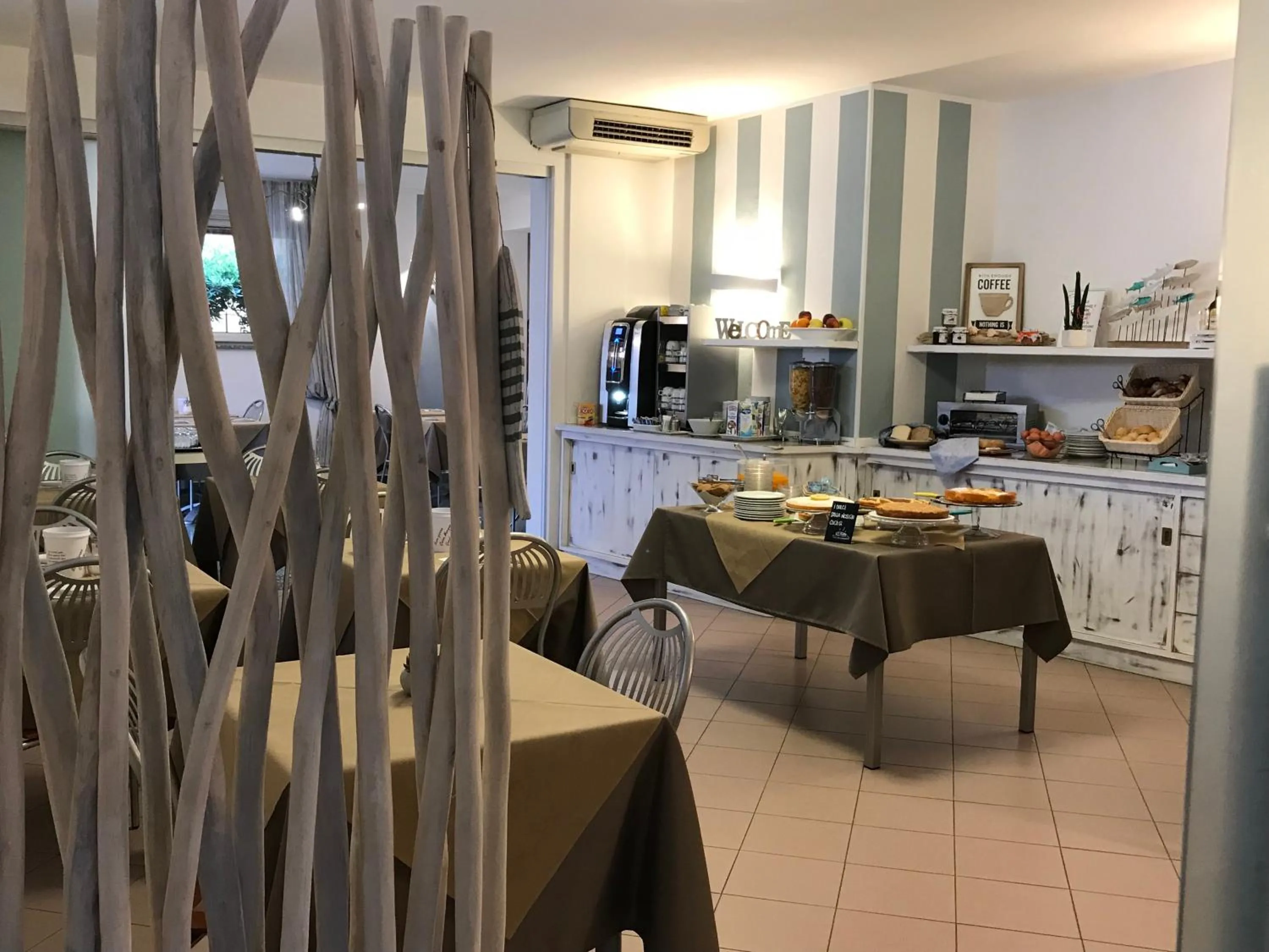 Restaurant/places to eat in Hotel il Delfino